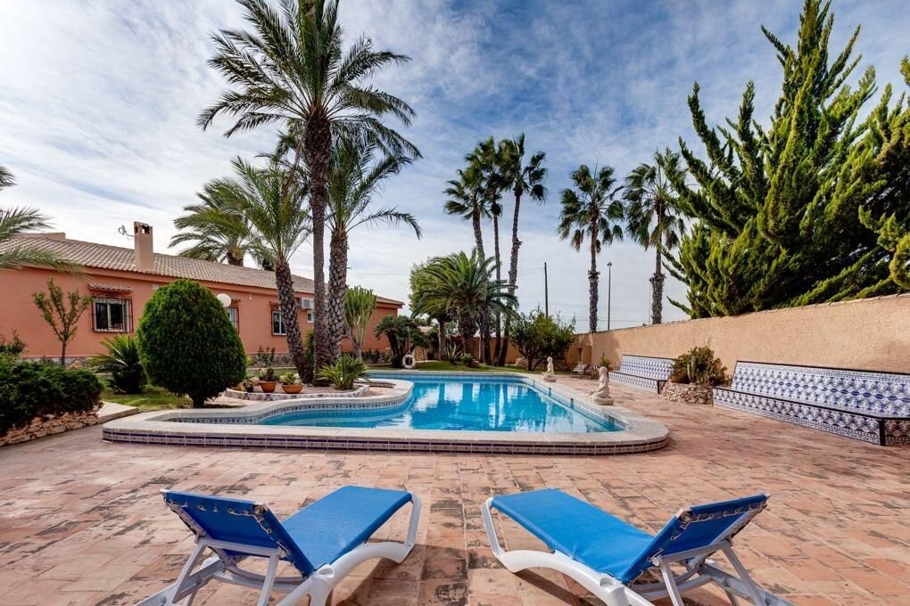 5-Bedroom Villa in La Siesta - El Salado - Torreta, Torrevieja - Image 4