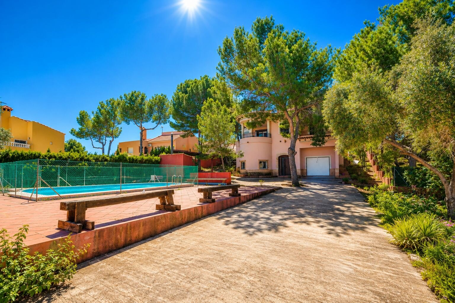 5-Bedroom Villa in Ciudad de las Comunicaciones, San Miguel de Salinas - Image 1