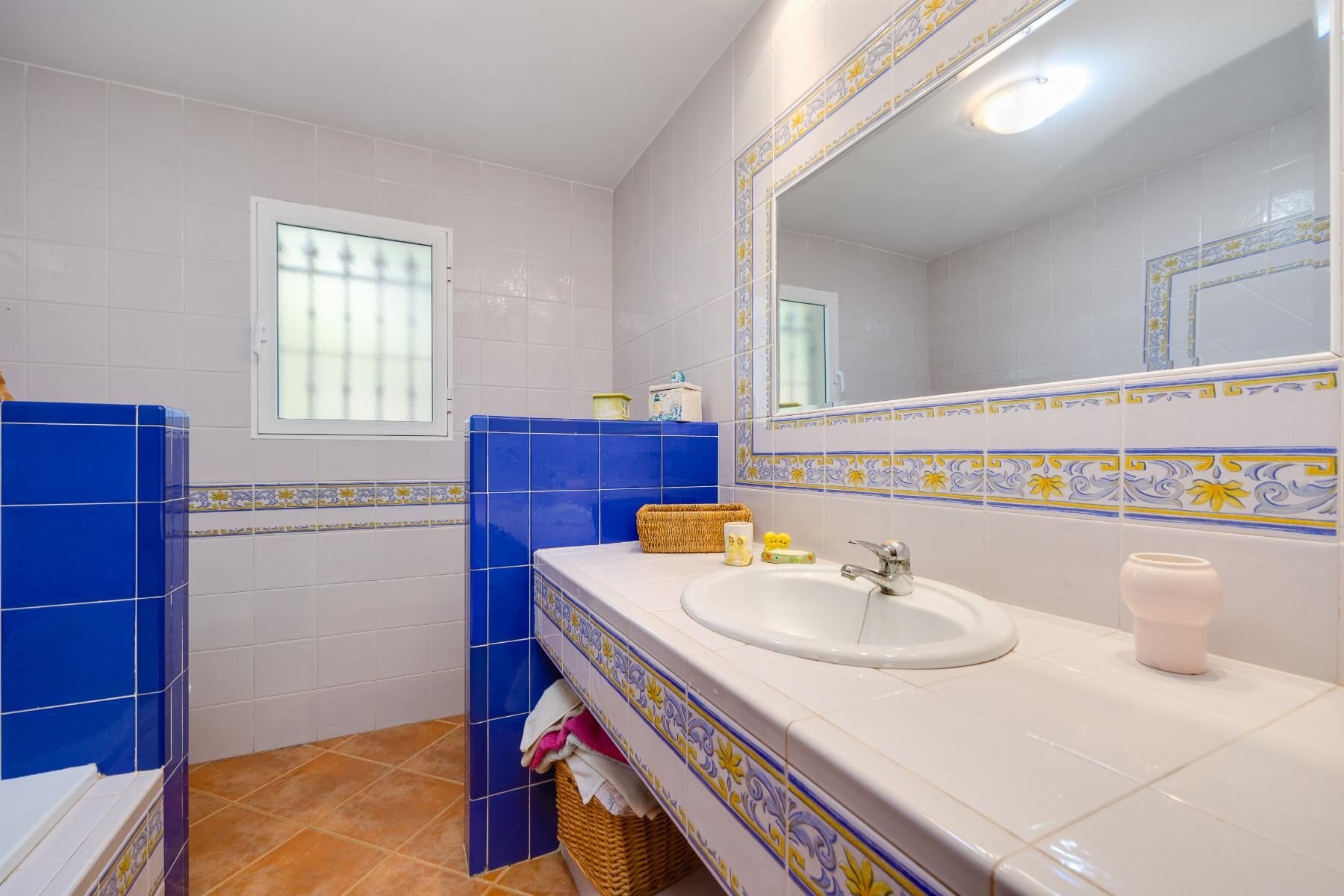 5-Bedroom Villa in Ciudad de las Comunicaciones, San Miguel de Salinas - Image 10