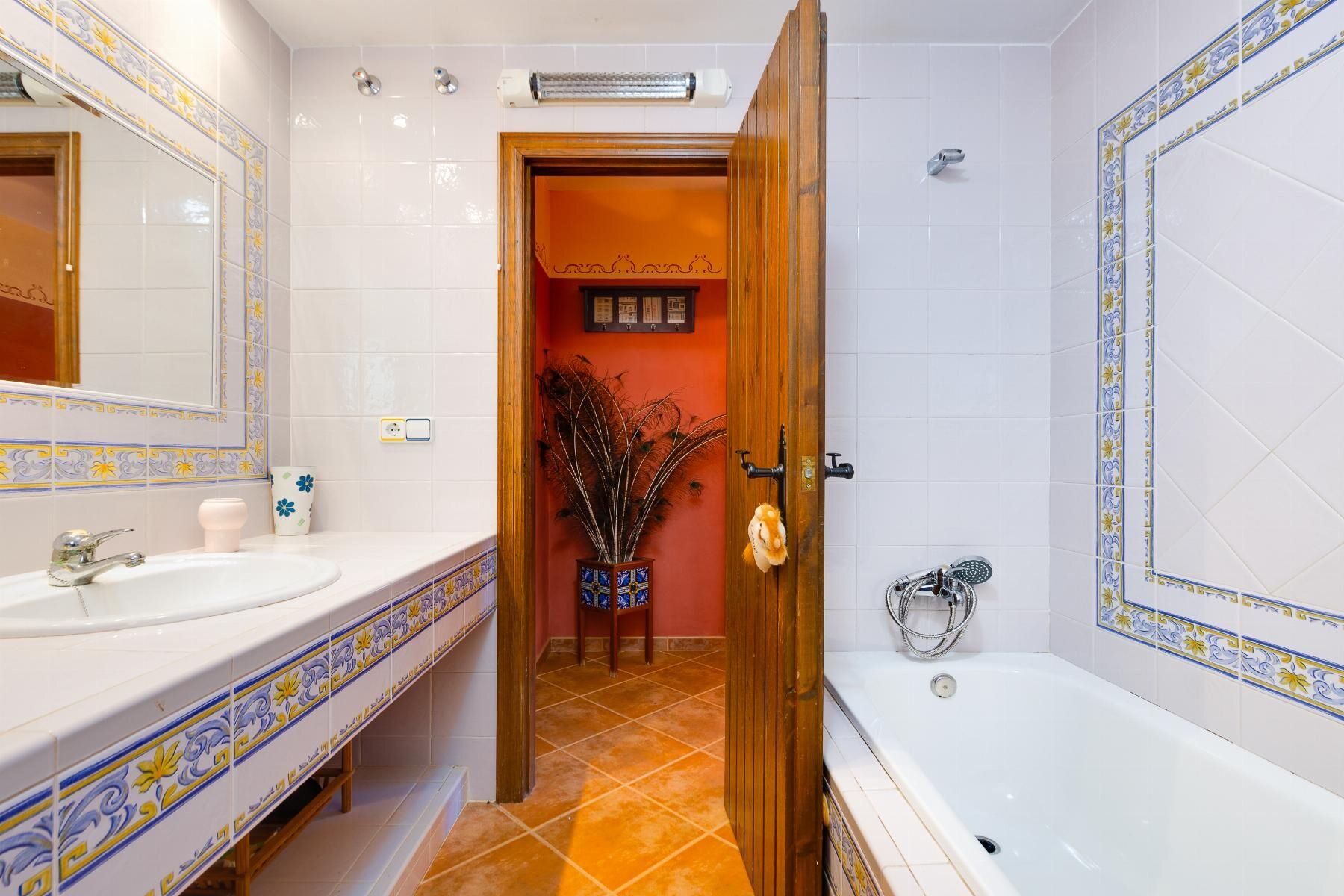 5-Bedroom Villa in Ciudad de las Comunicaciones, San Miguel de Salinas - Image 11
