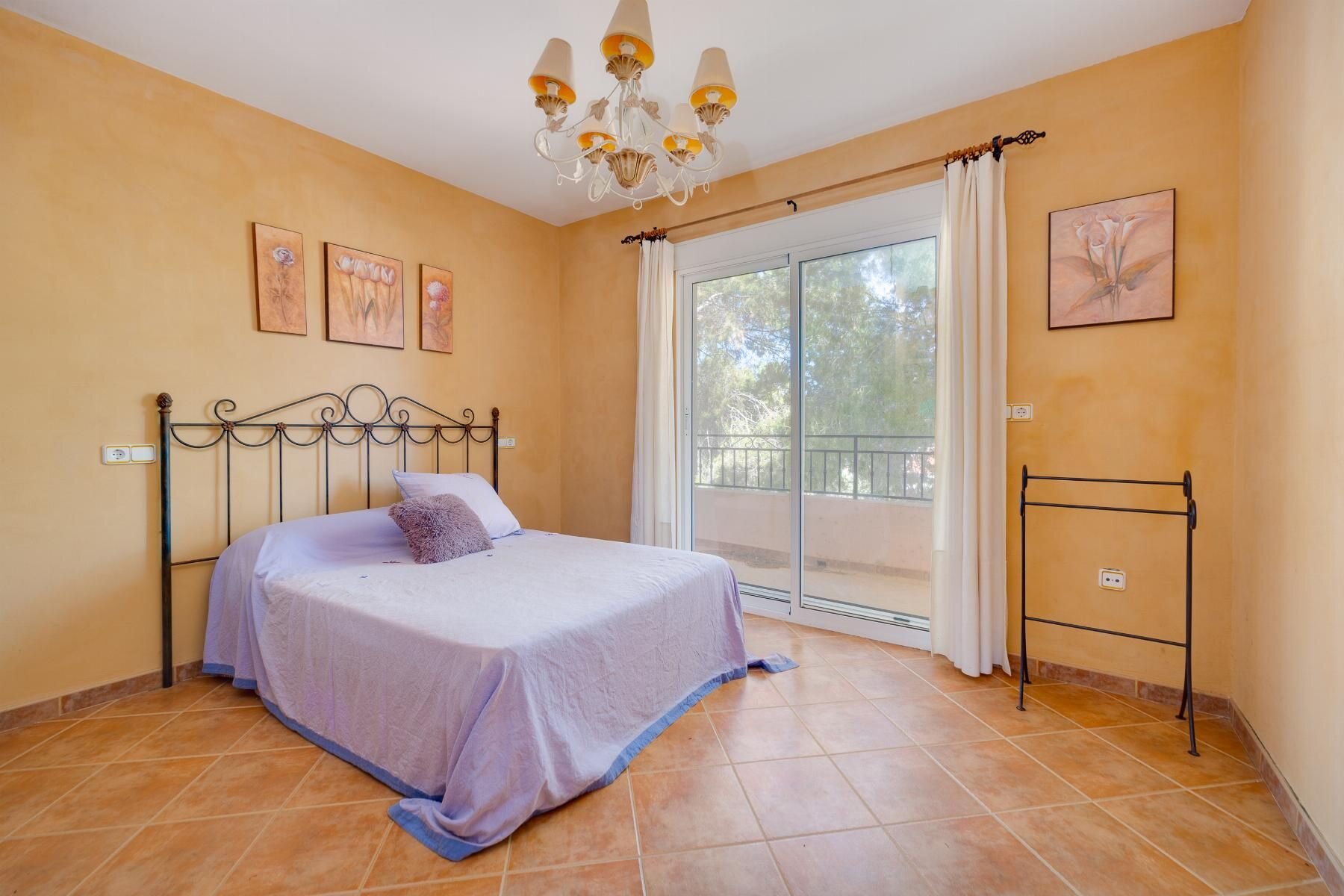 5-Bedroom Villa in Ciudad de las Comunicaciones, San Miguel de Salinas - Image 12