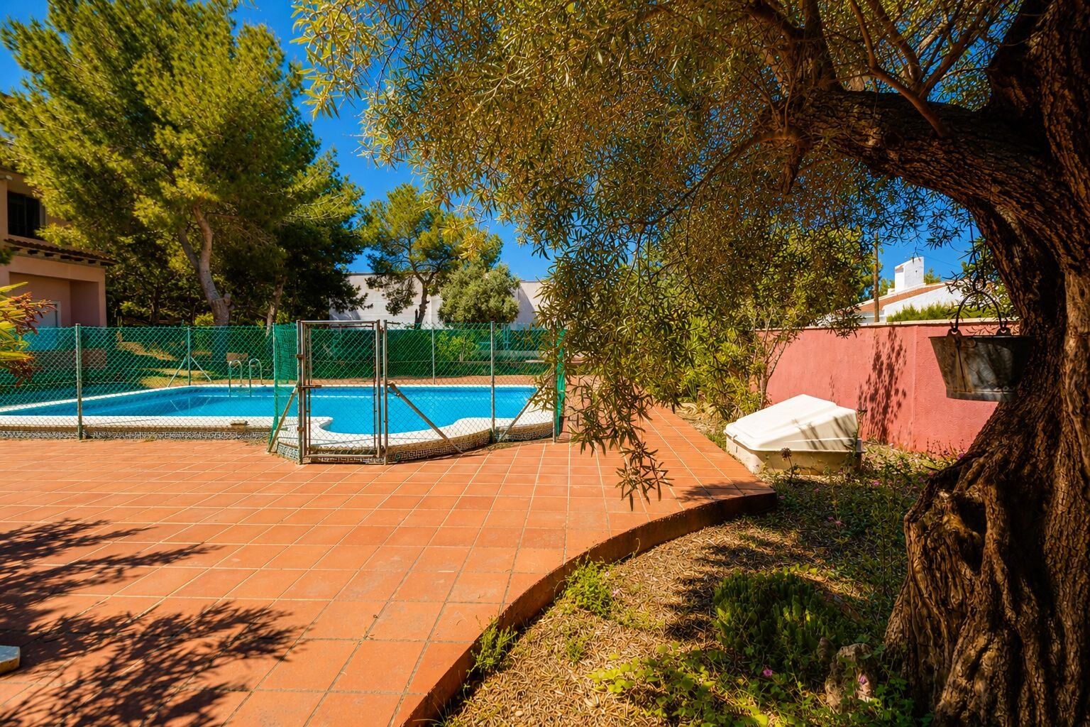 5-Bedroom Villa in Ciudad de las Comunicaciones, San Miguel de Salinas - Image 3