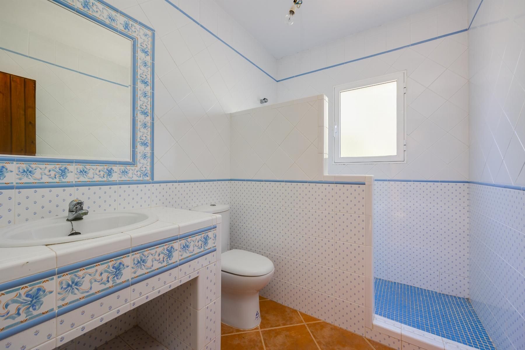 5-Bedroom Villa in Ciudad de las Comunicaciones, San Miguel de Salinas - Image 30