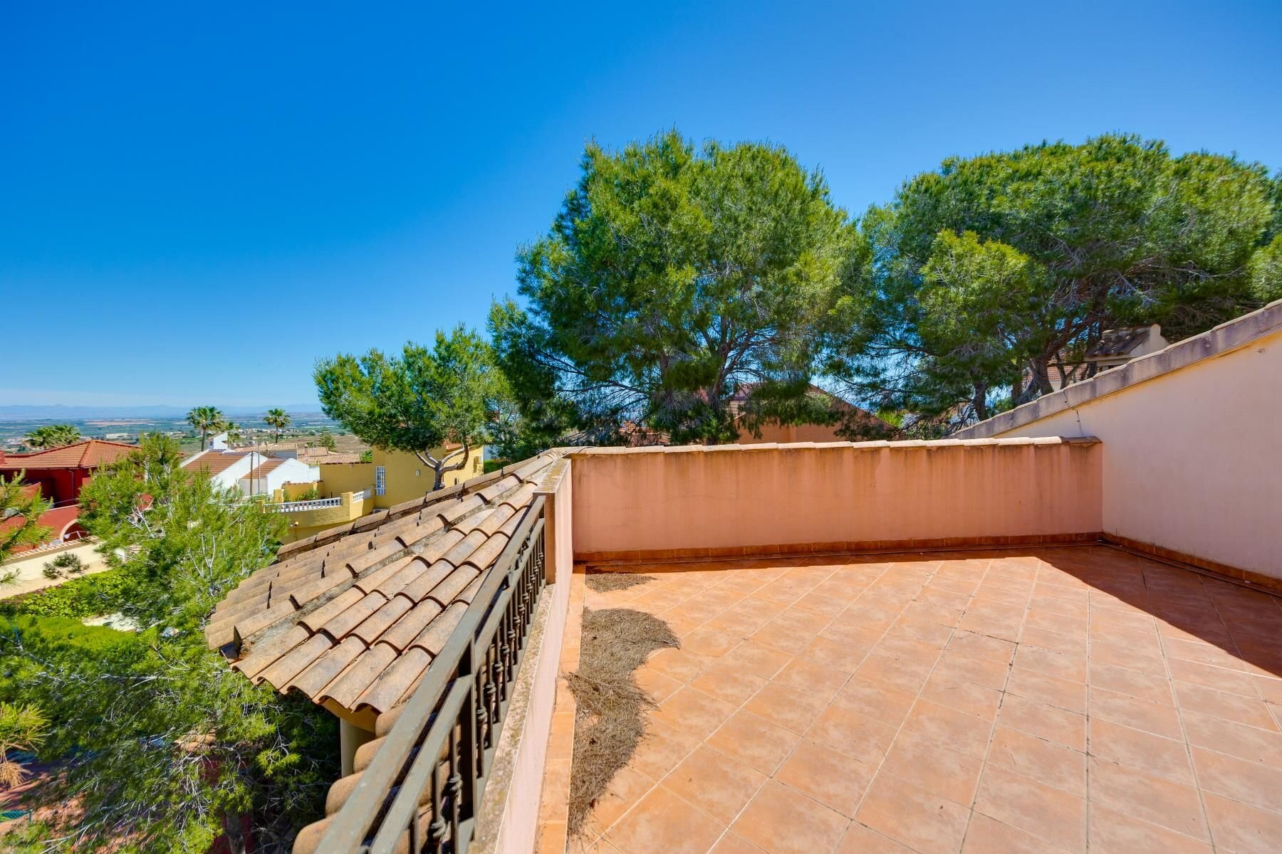 5-Bedroom Villa in Ciudad de las Comunicaciones, San Miguel de Salinas - Image 32