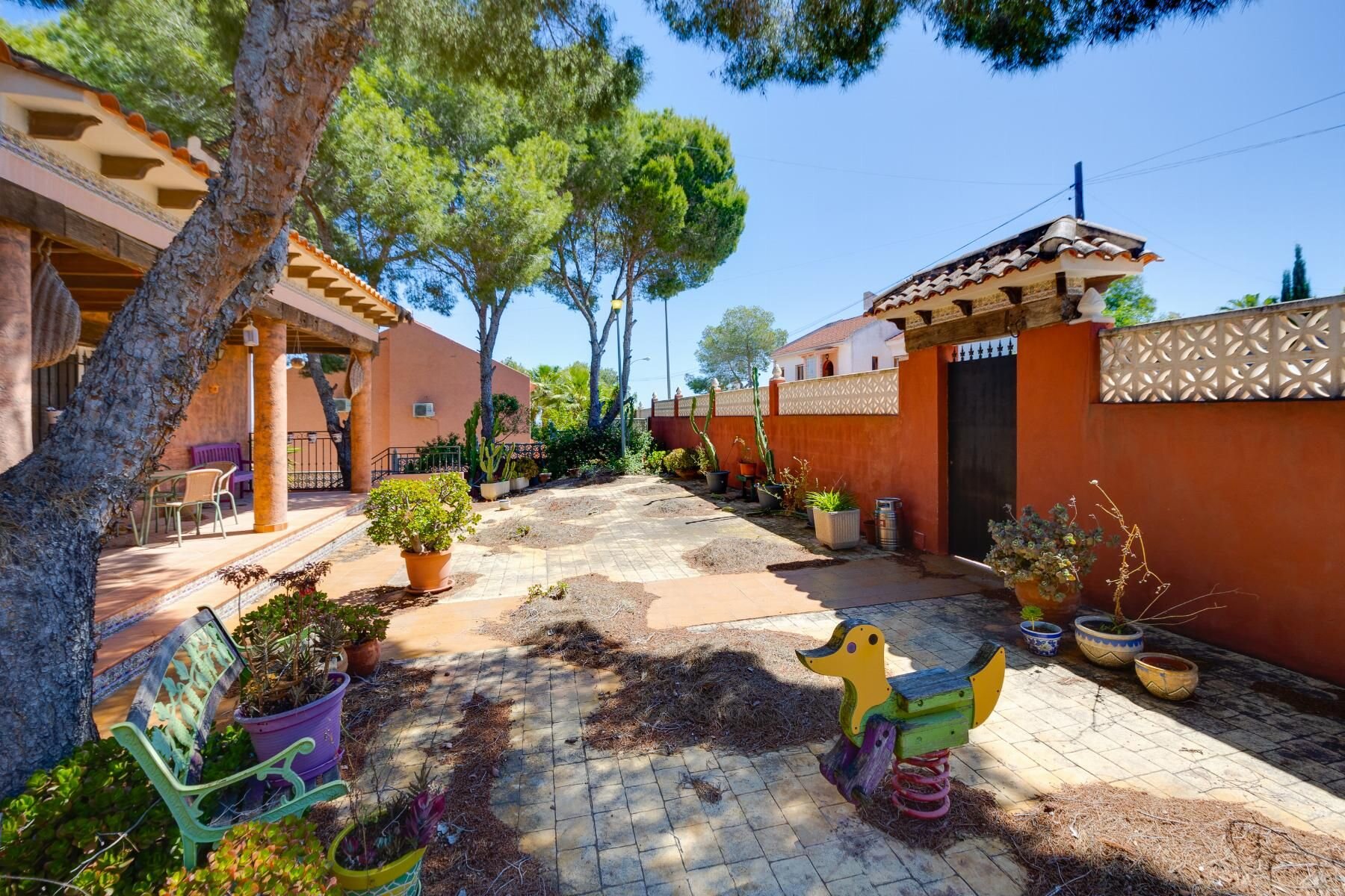 5-Bedroom Villa in Ciudad de las Comunicaciones, San Miguel de Salinas - Image 37