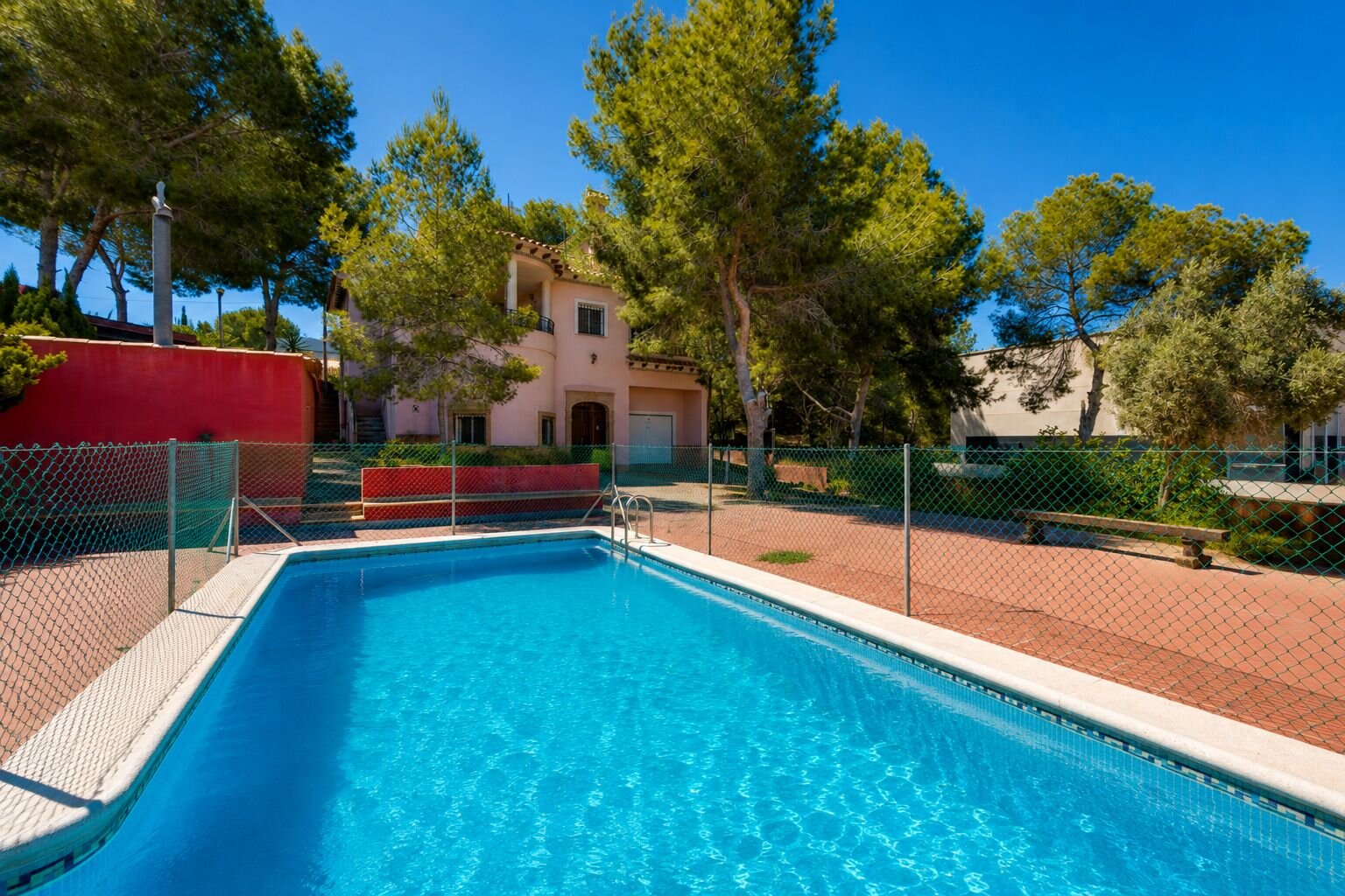 5-Bedroom Villa in Ciudad de las Comunicaciones, San Miguel de Salinas - Image 4
