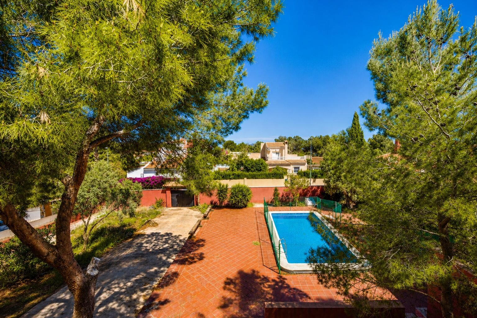 5-Bedroom Villa in Ciudad de las Comunicaciones, San Miguel de Salinas - Image 5