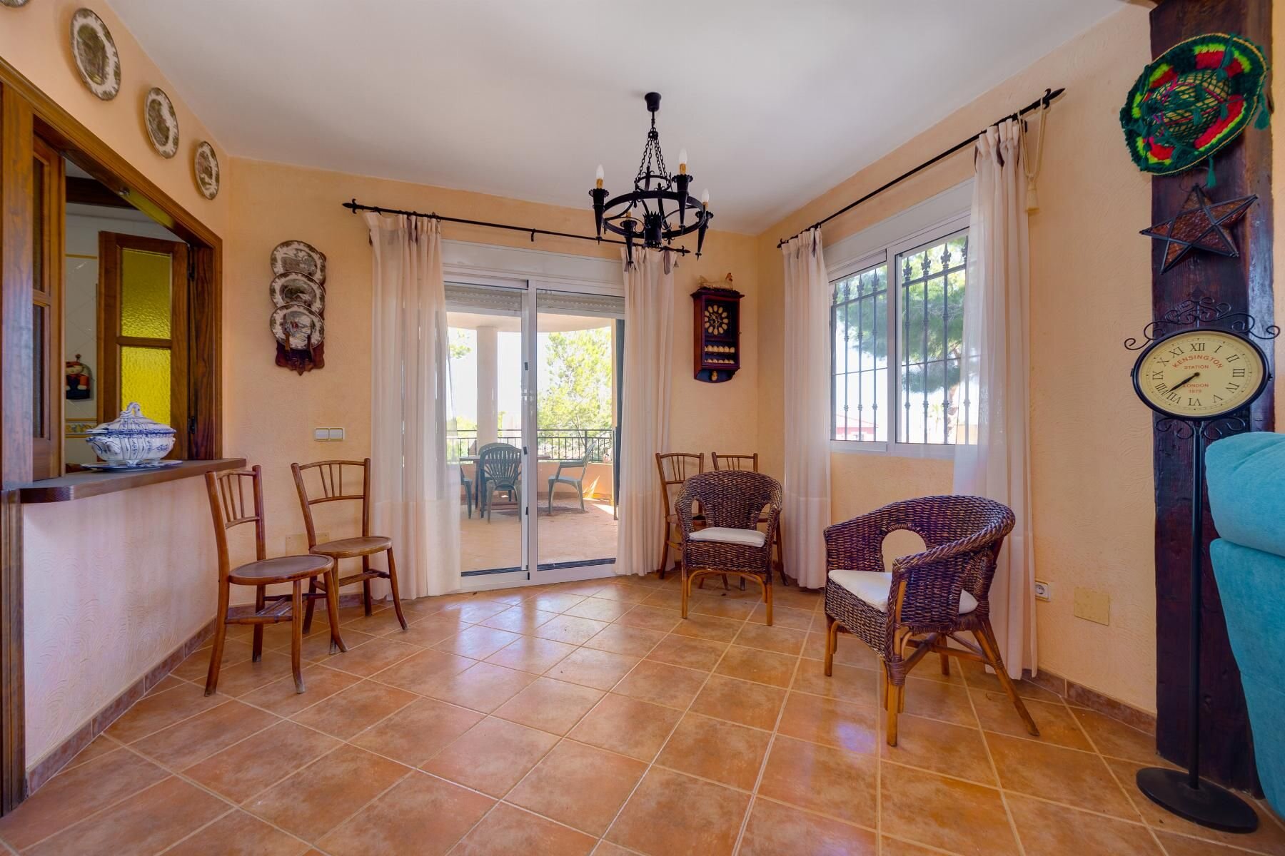5-Bedroom Villa in Ciudad de las Comunicaciones, San Miguel de Salinas - Image 7
