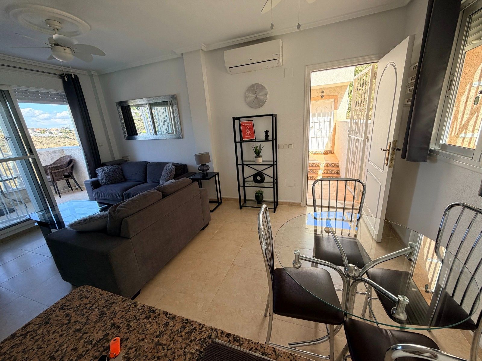 2-Bedroom Apartment in Comunidad Valenciana, Almoradi - Image 14