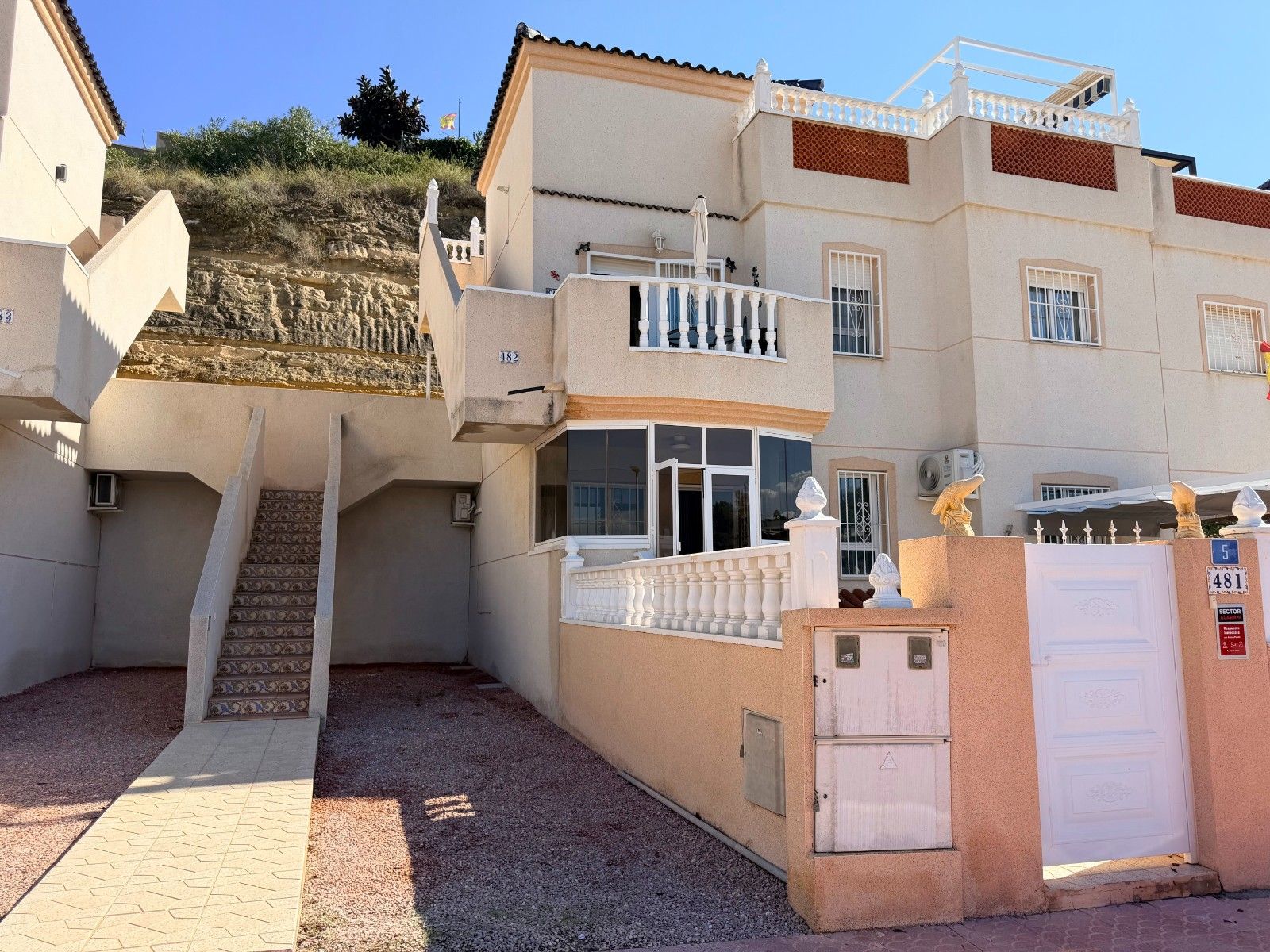 2-Bedroom Apartment in Comunidad Valenciana, Almoradi - Image 2