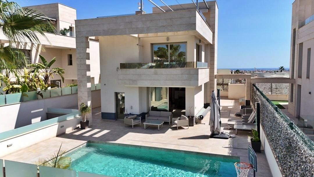5-Bedroom Villa in Villamartín-las Filipinas, Orihuela Costa - Image 2