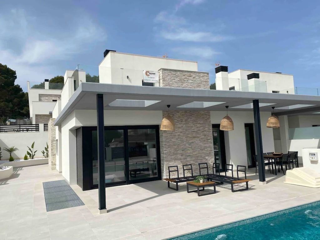 5-Bedroom Villa in Centro, Torrevieja - Image 1