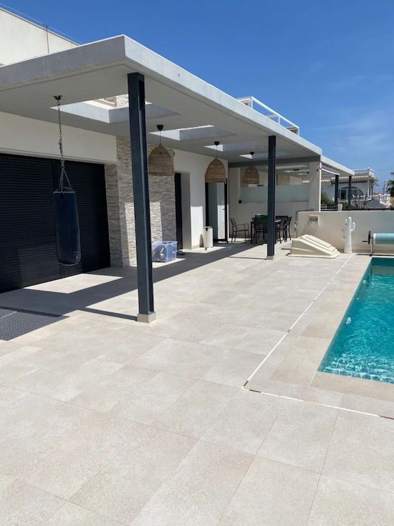5-Bedroom Villa in Centro, Torrevieja - Image 2