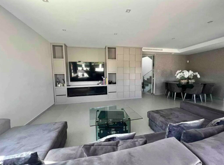 5-Bedroom Villa in Centro, Torrevieja - Image 4