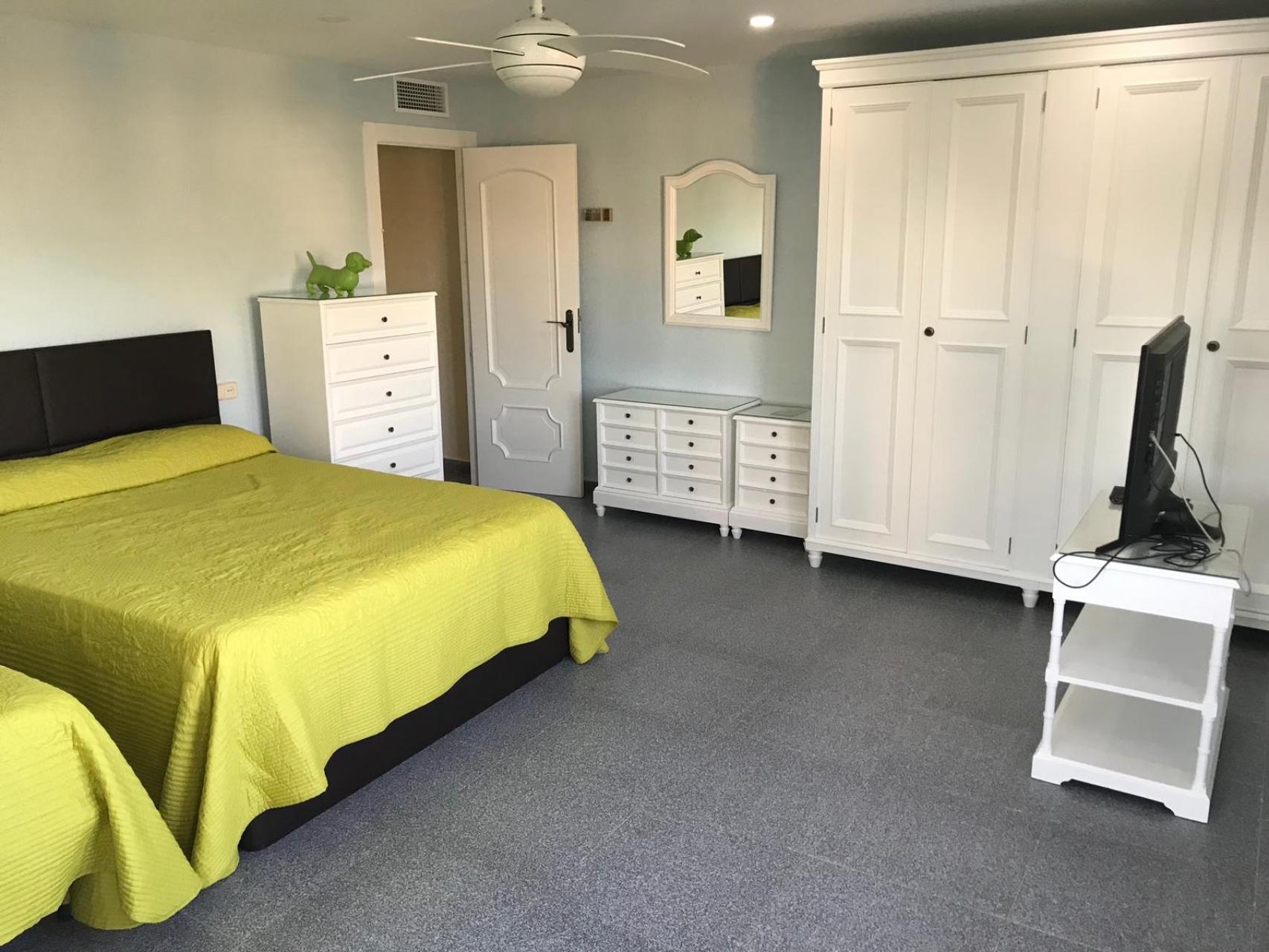 6-Bedroom Villa in Cabo Roig - Image 18