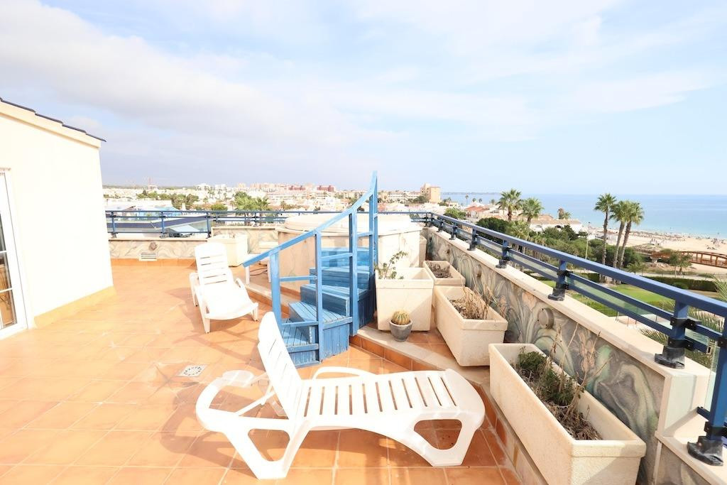 3-Bedroom Penthouse Apartment in Mil Palmeras, Pilar de l... - Image 24