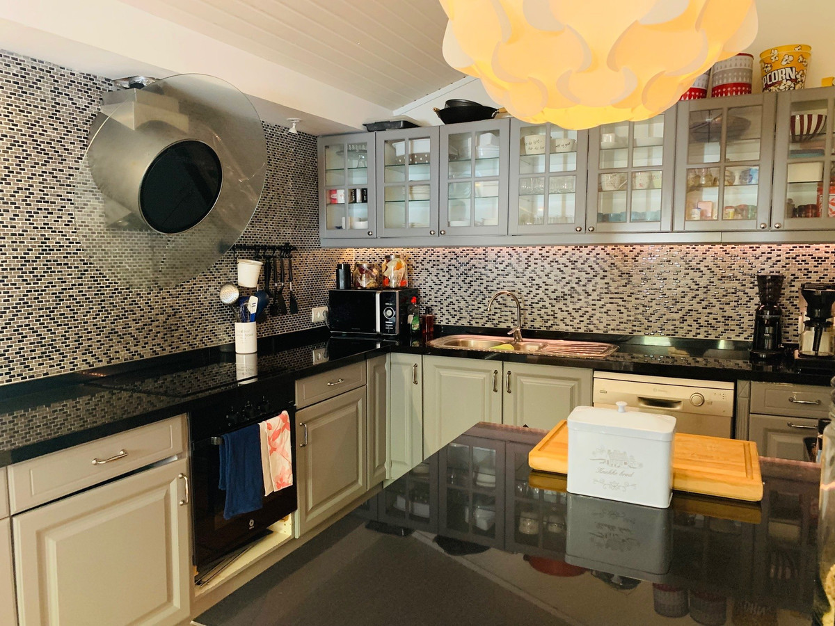 9-Bedroom Detached House in  L'Alfás del Pi - Image 2