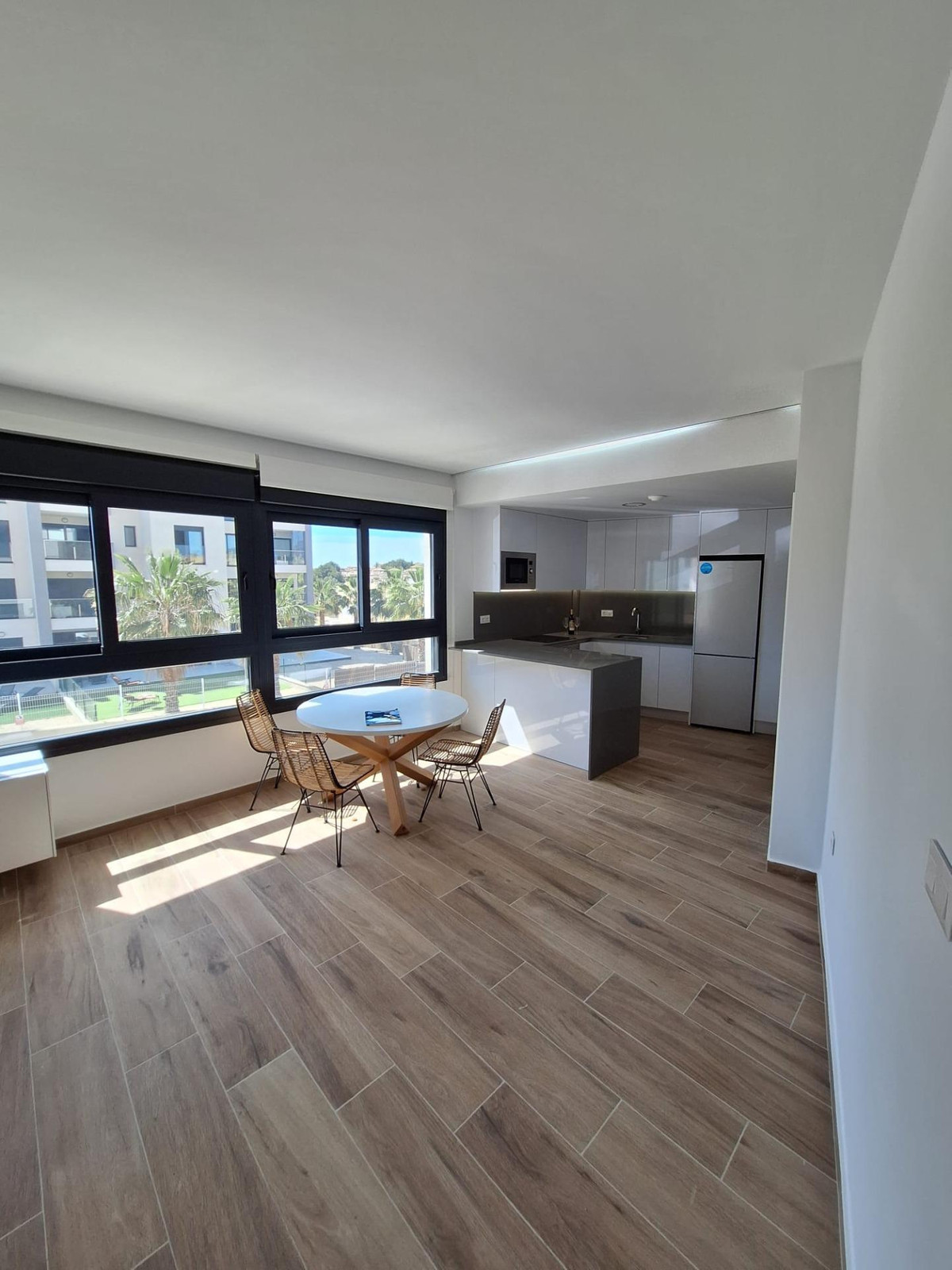 2-Bedroom Middle Floor Apartment in  San Miguel de Salina... - Image 11