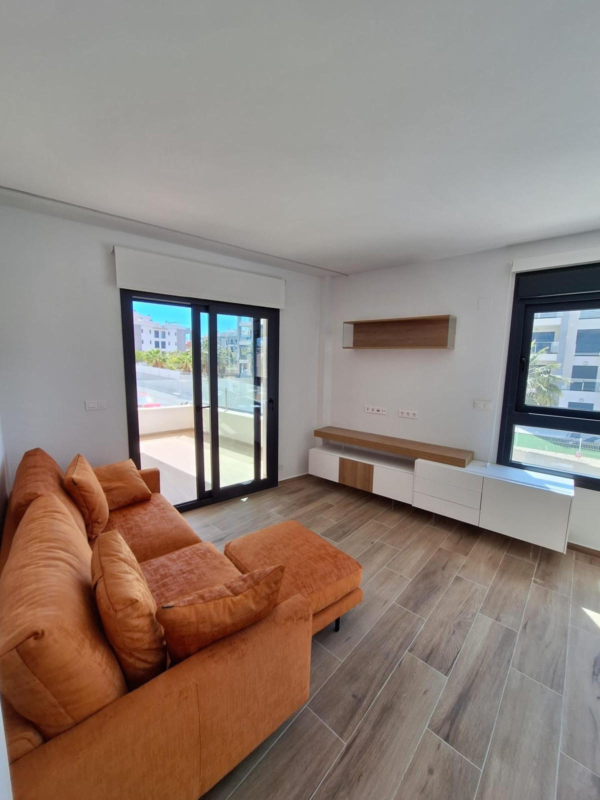 2-Bedroom Middle Floor Apartment in  San Miguel de Salina... - Image 12