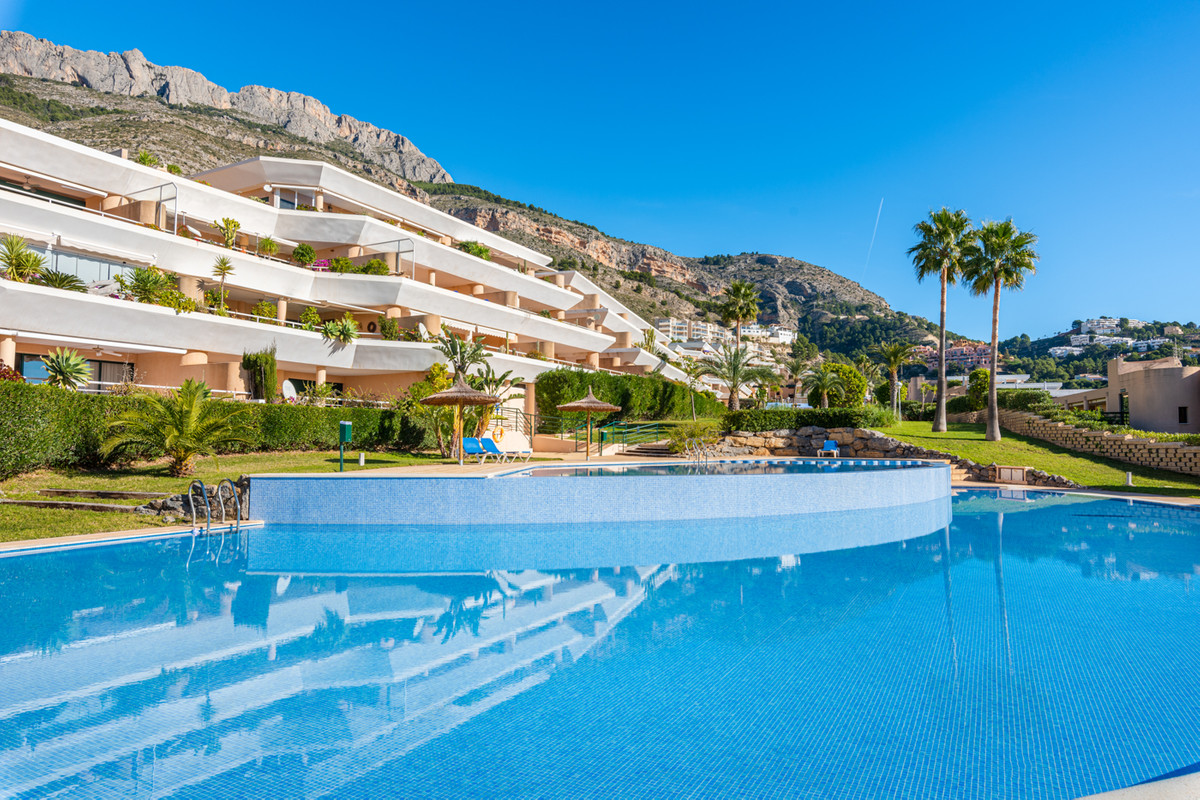 2-Bedroom Middle Floor Apartment in Altea - Image 1
