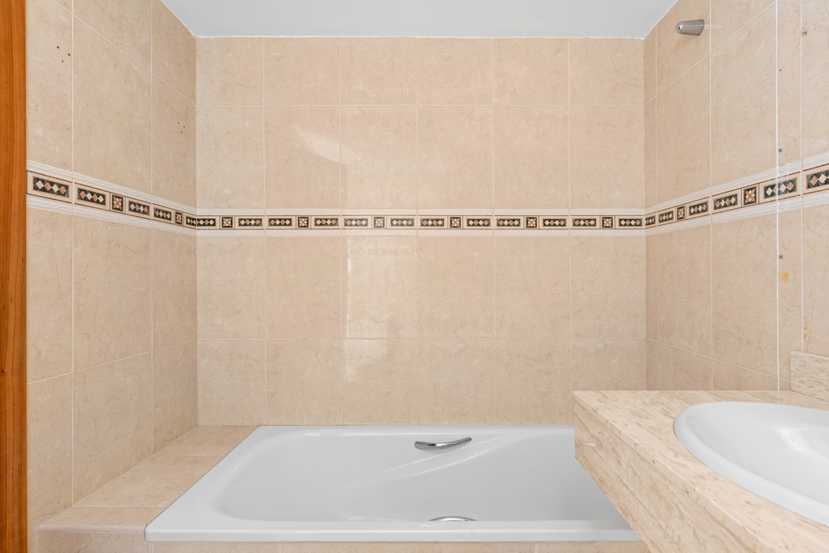 2-Bedroom Middle Floor Apartment in Altea - Image 16