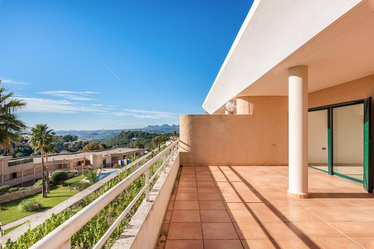 2-Bedroom Middle Floor Apartment in Altea - Image 3