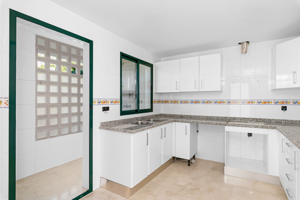 2-Bedroom Middle Floor Apartment in Altea - Image 8