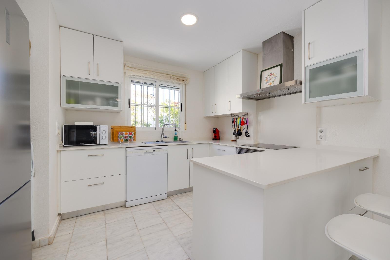 4-Bedroom House in Las Filipinas, Orihuela Costa - Image 11