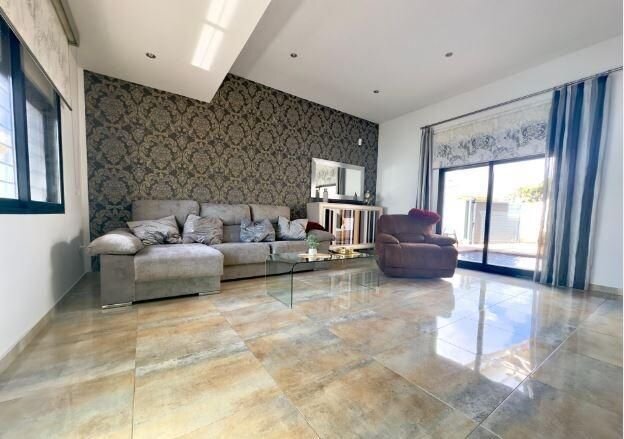 4-Bedroom Villa in Torre de la Horadada, Pilar de la Horadada - Image 10