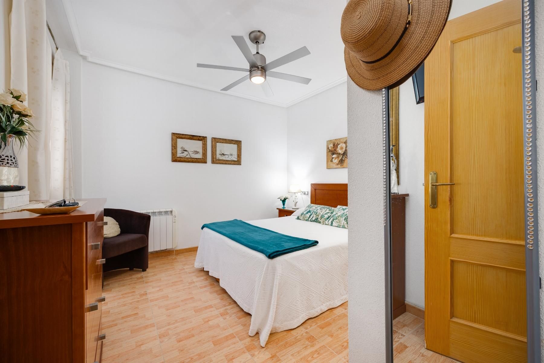 2-Bedroom Apartment in Parque de las Naciones, Torrevieja - Image 12