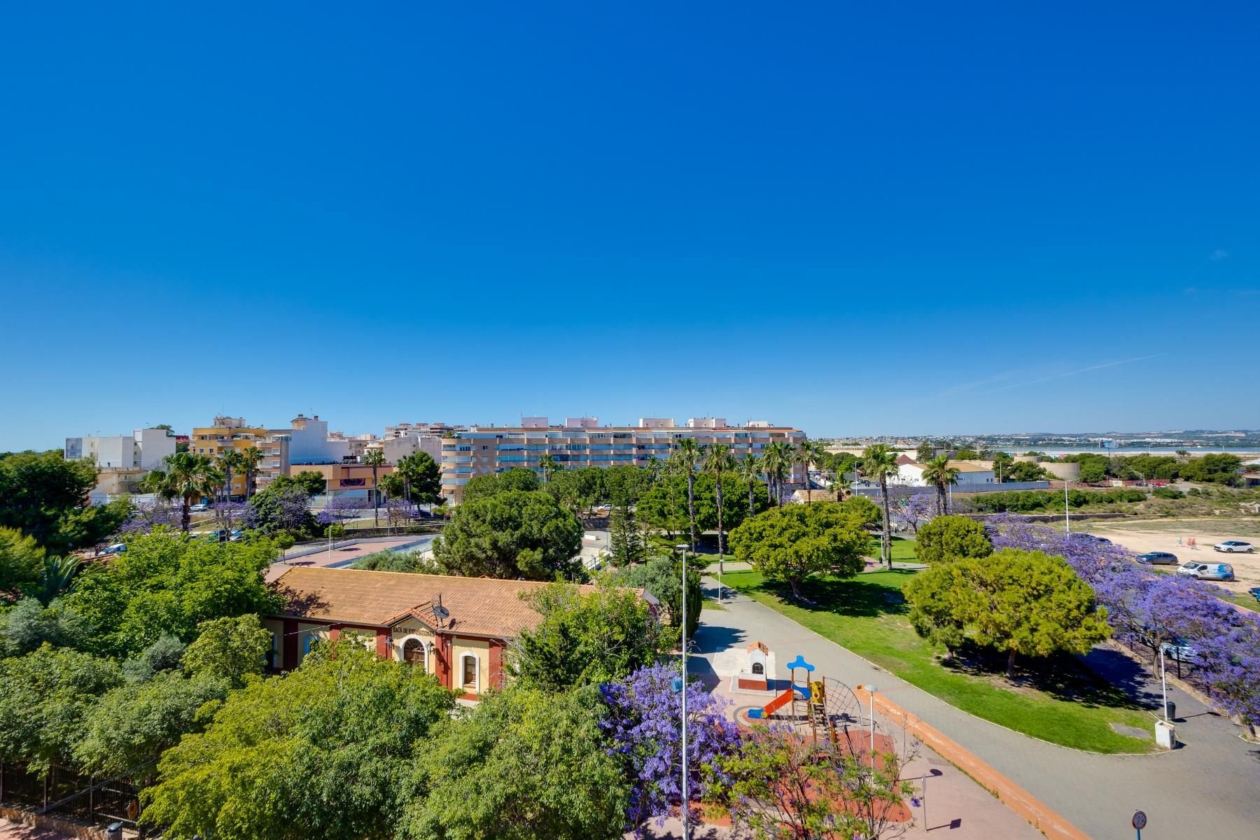 2-Bedroom Apartment in Parque de las Naciones, Torrevieja - Image 28