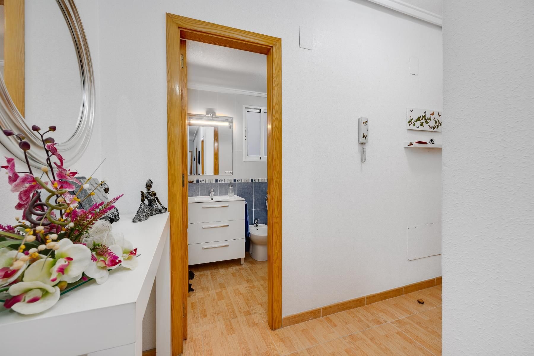 2-Bedroom Apartment in Parque de las Naciones, Torrevieja - Image 3