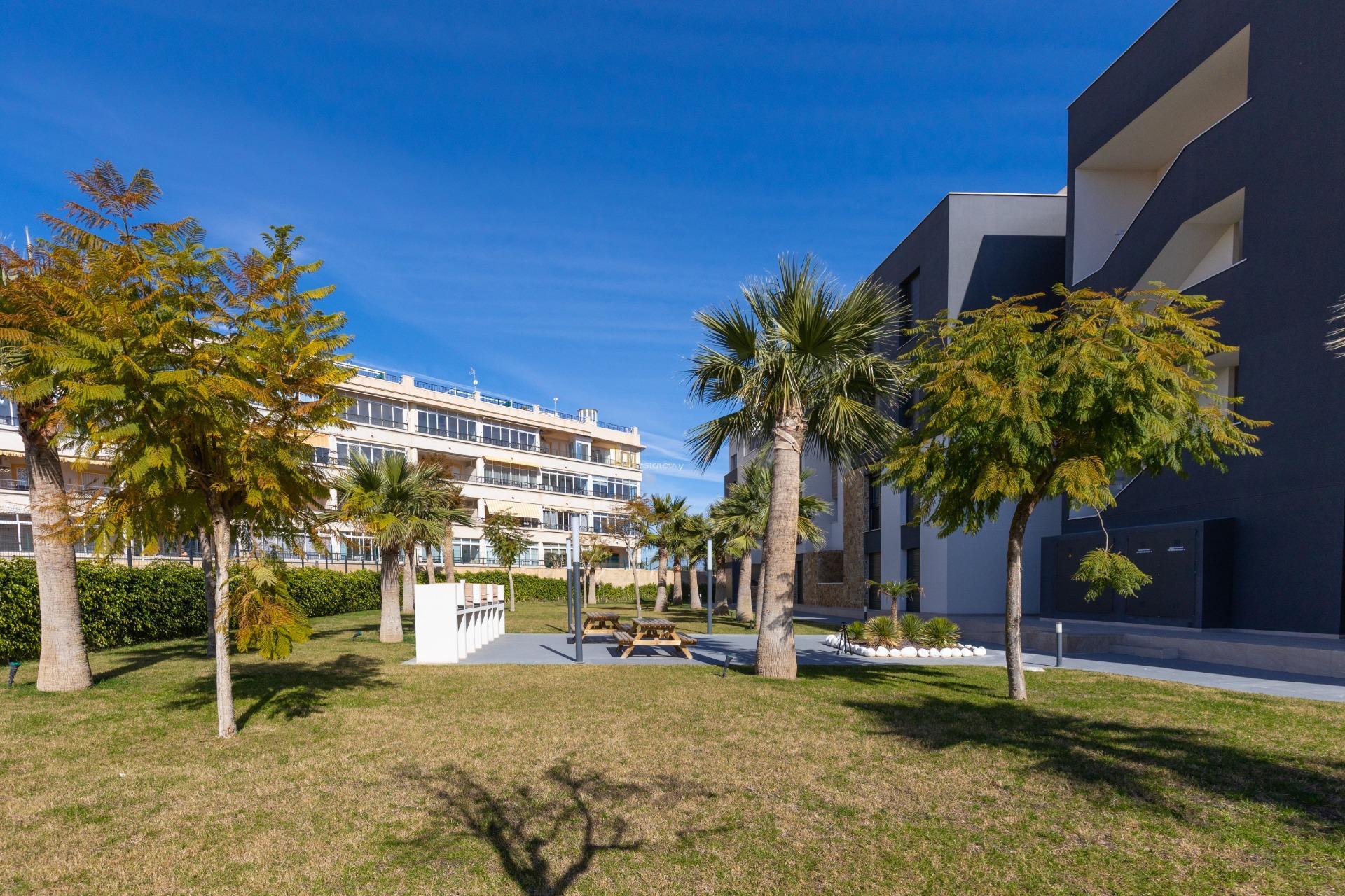 Penthouse met 2 Slaapkamers in Punta Prima, Orihuela Costa - Image 26