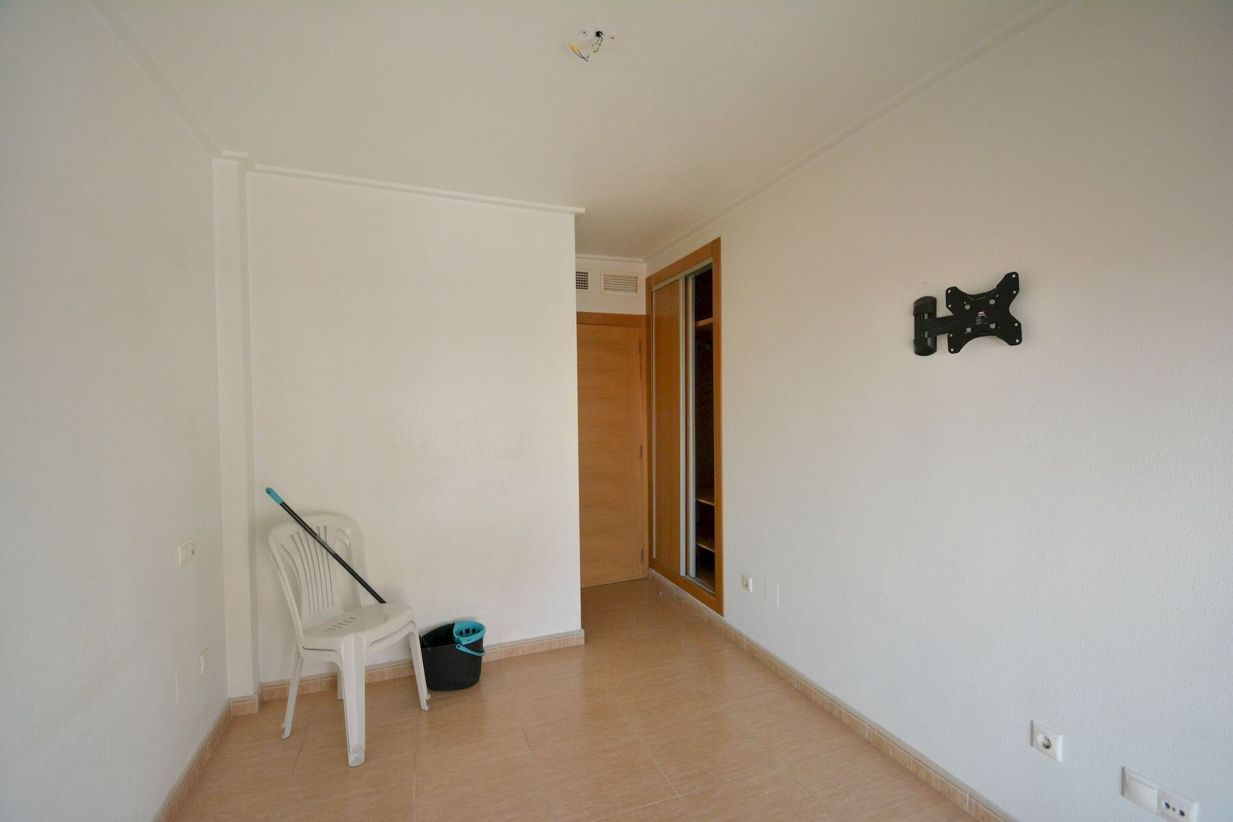 2-Bedroom Apartment in Pueblo, Guardamar del Segura - Image 11