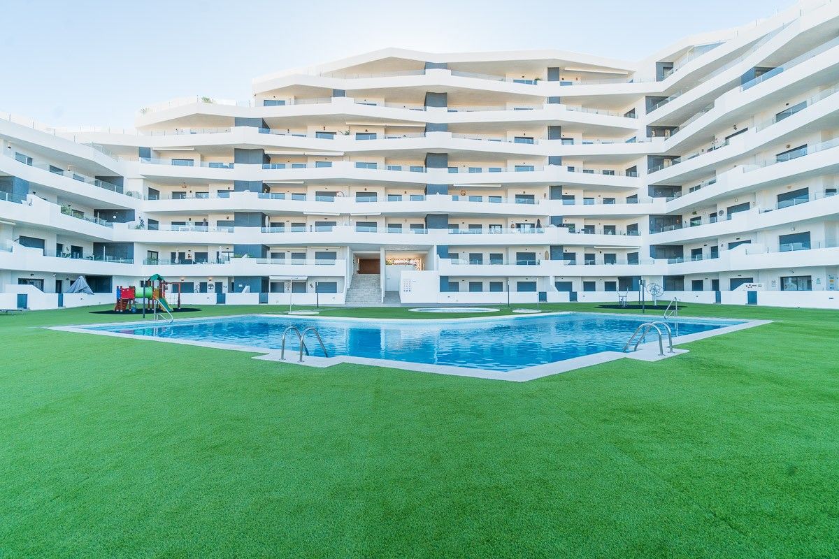 2-Bedroom Apartment in Pueblo 9, San Miguel de Salinas - Image 5