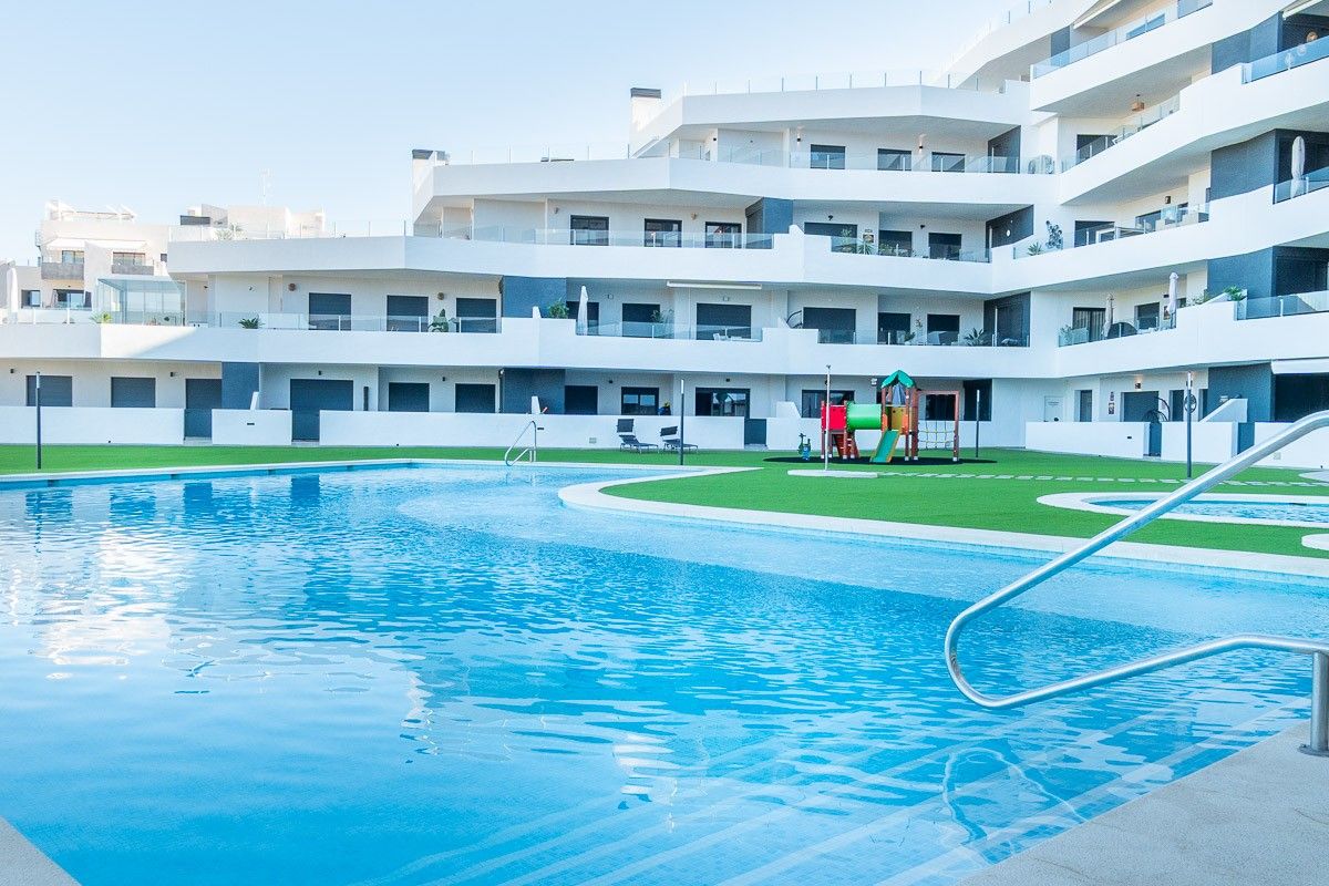 2-Bedroom Apartment in Pueblo 9, San Miguel de Salinas - Image 6