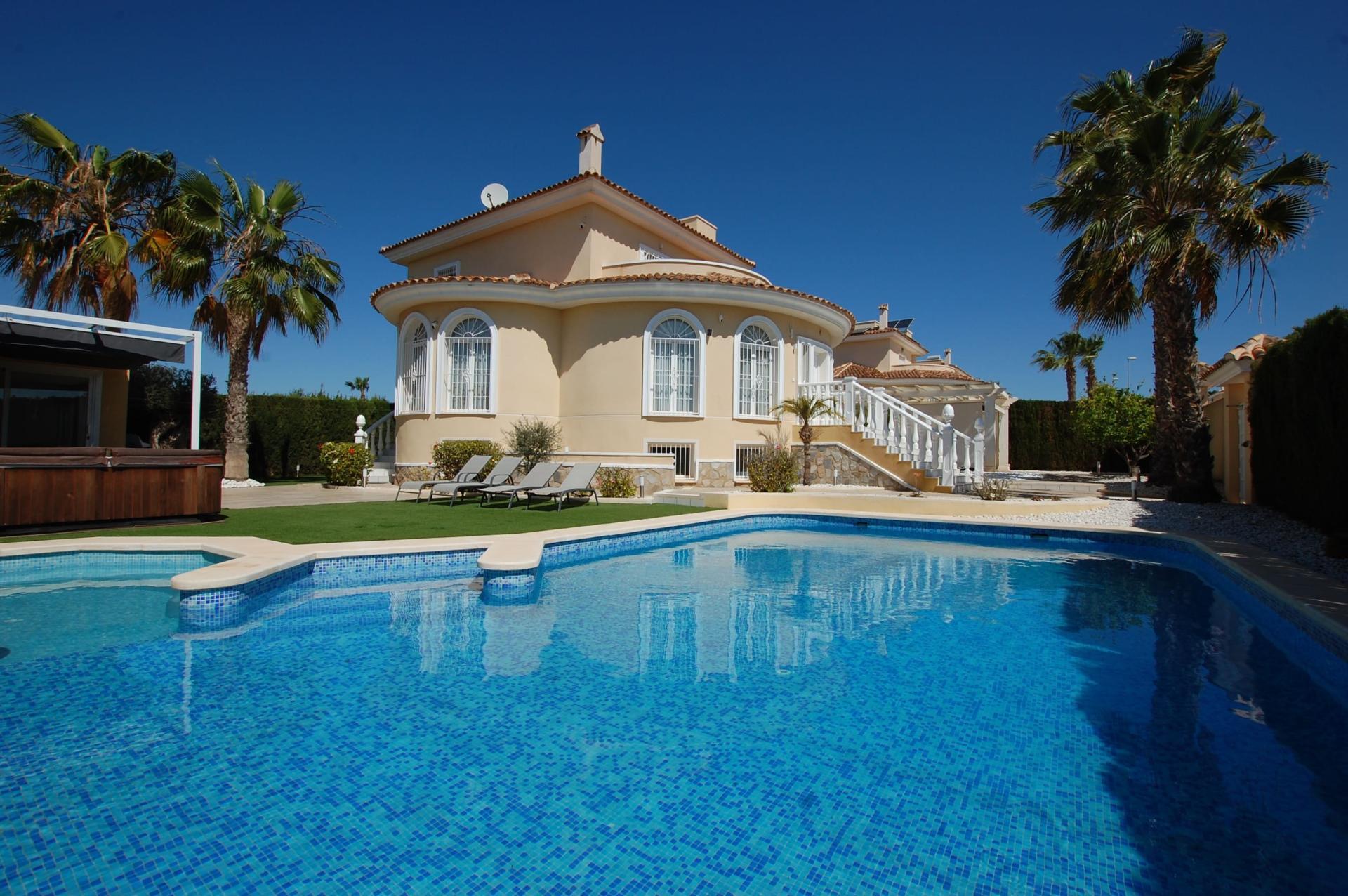 5-Bedroom Villa in Centro de la Ciudad Quesada, Rojales - Image 1