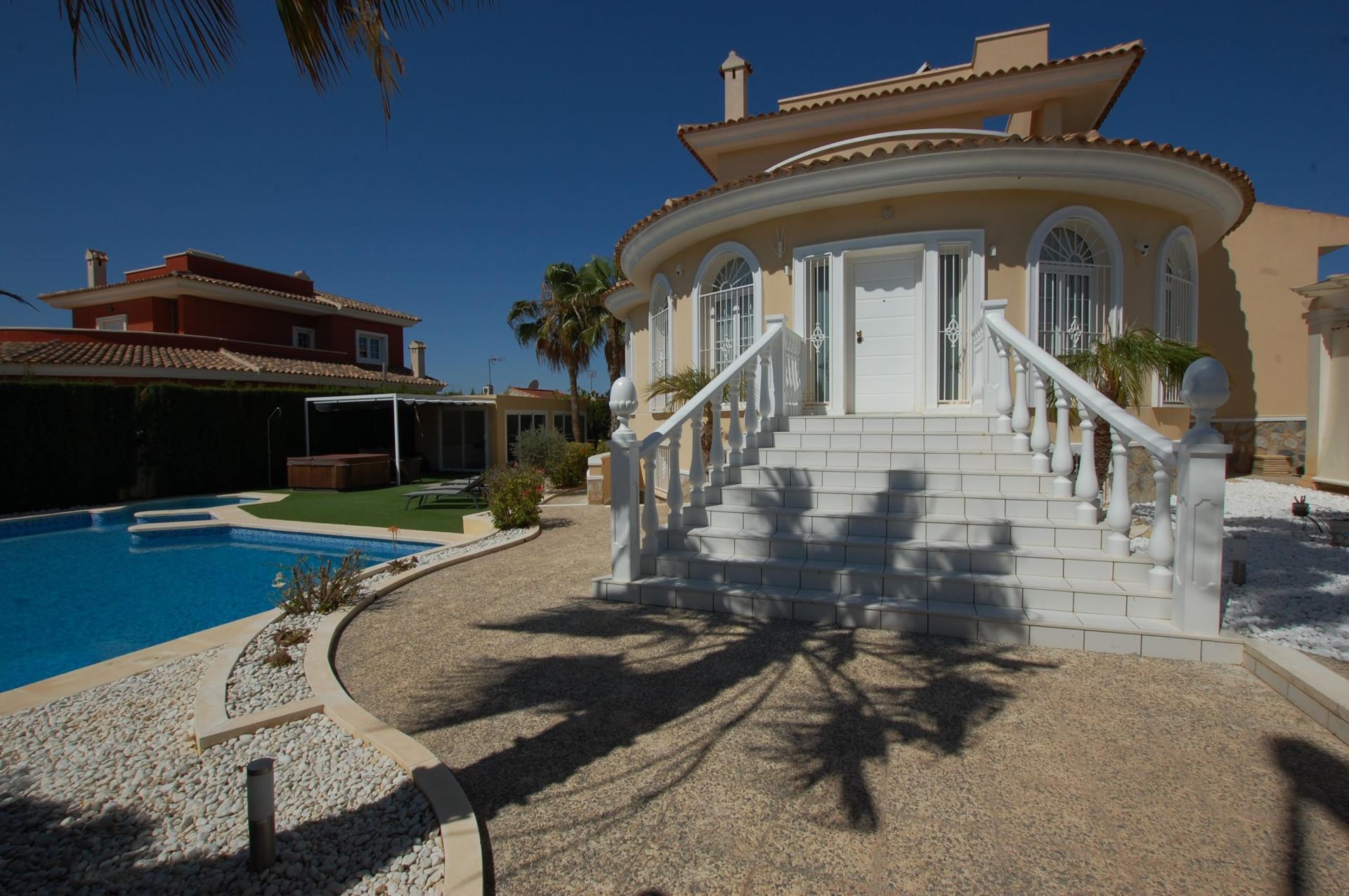 5-Bedroom Villa in Centro de la Ciudad Quesada, Rojales - Image 11