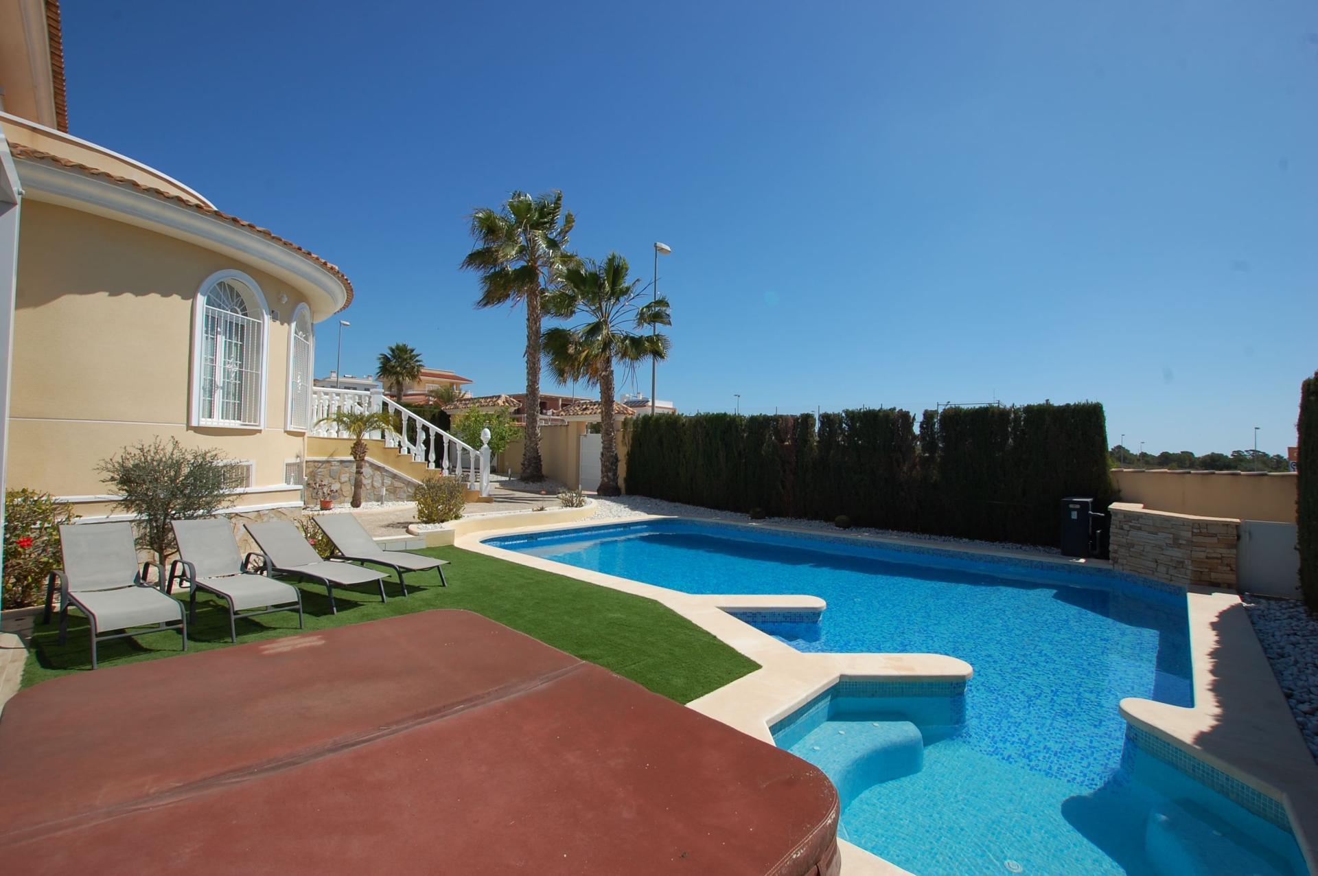 5-Bedroom Villa in Centro de la Ciudad Quesada, Rojales - Image 2