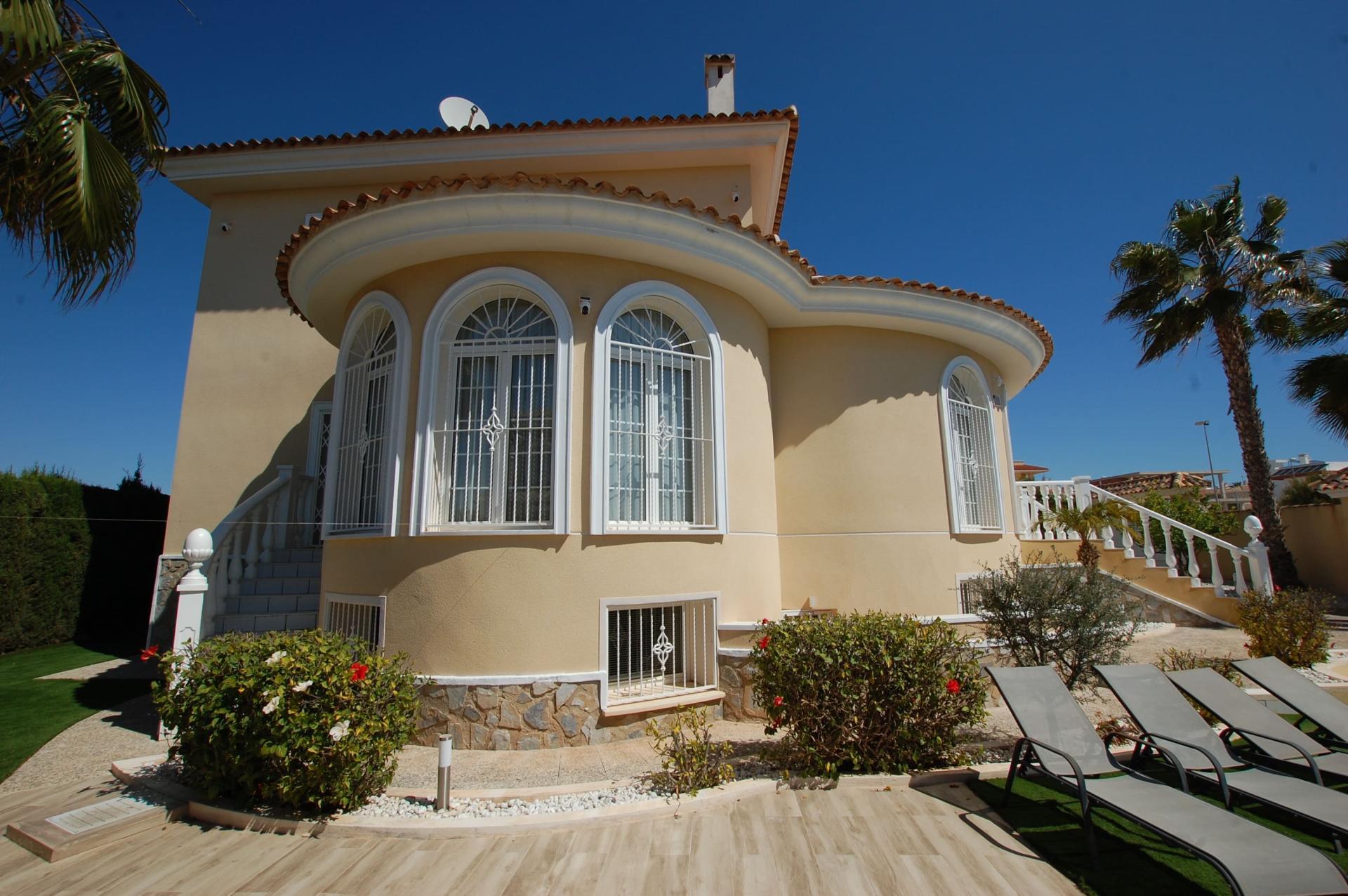 5-Bedroom Villa in Centro de la Ciudad Quesada, Rojales - Image 3