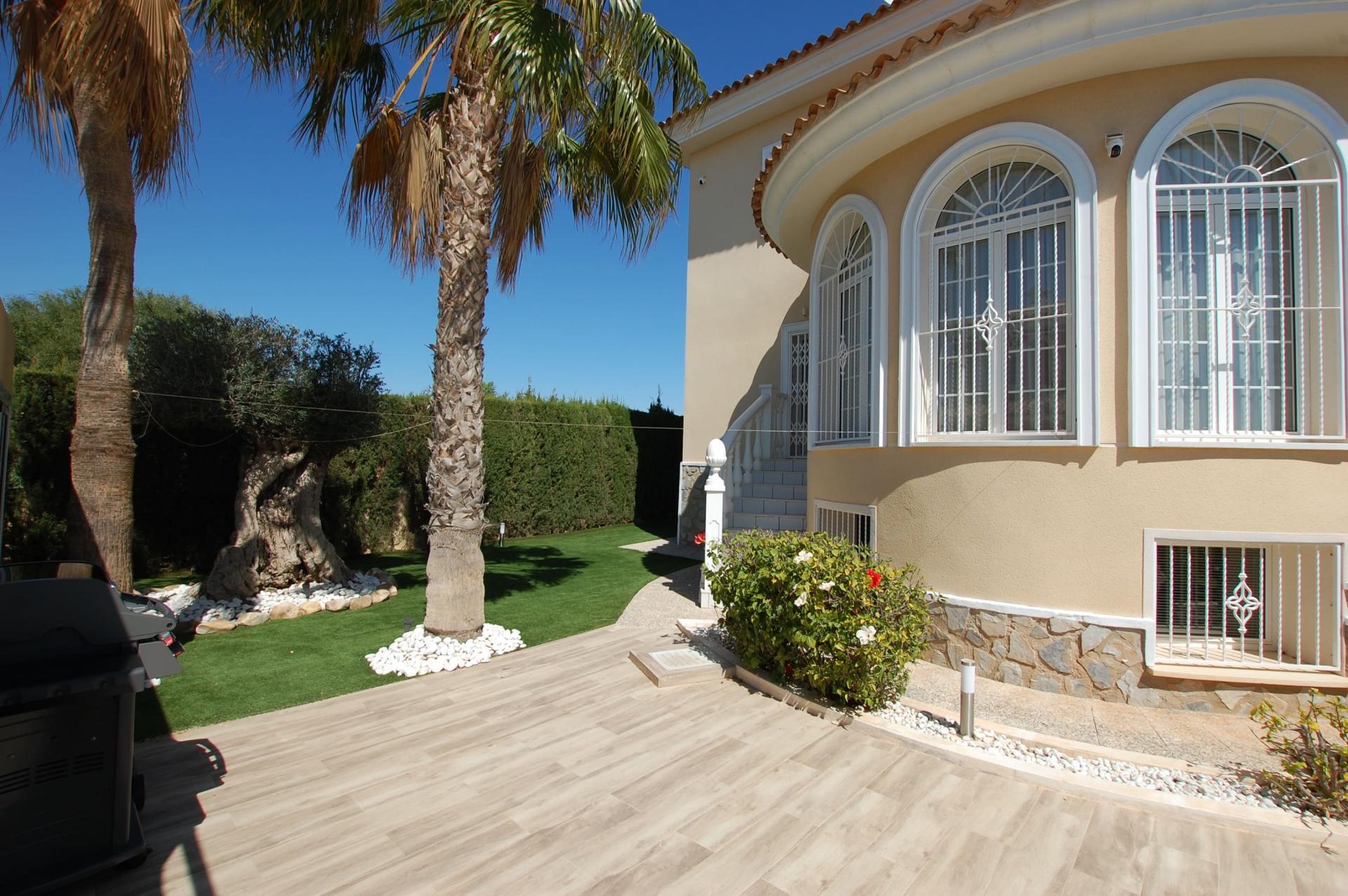 5-Bedroom Villa in Centro de la Ciudad Quesada, Rojales - Image 4