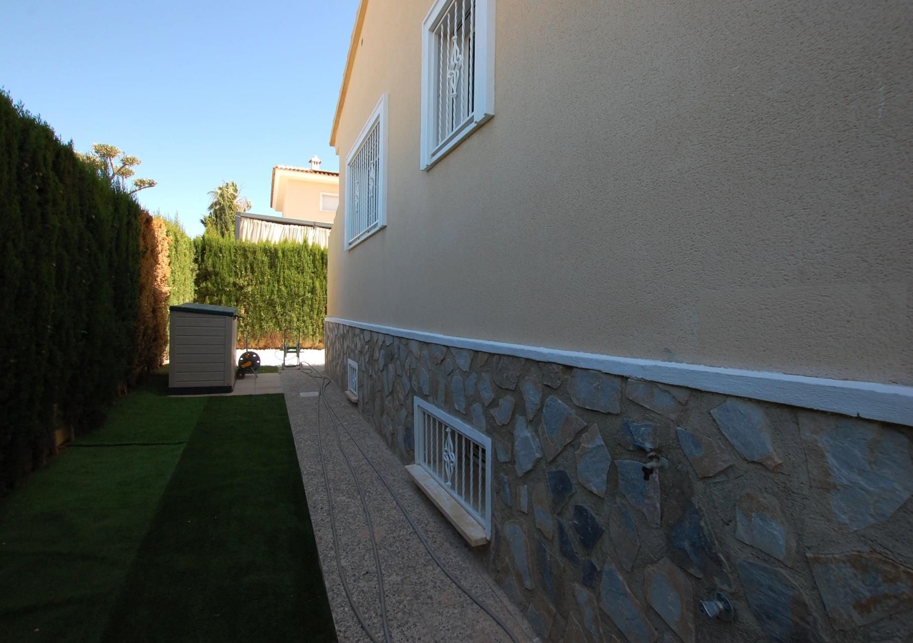 5-Bedroom Villa in Centro de la Ciudad Quesada, Rojales - Image 7