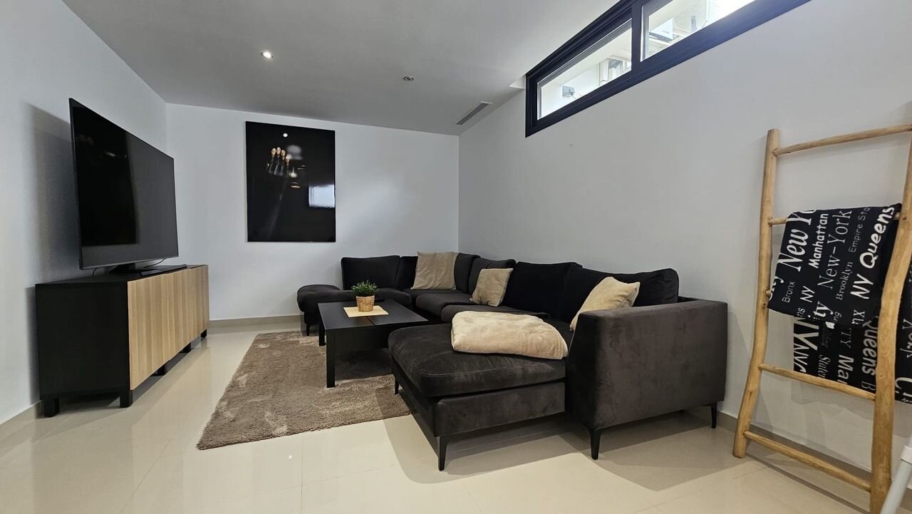 6-Bedroom Villa in Villamartín-las Filipinas, Orihuela Costa - Image 11