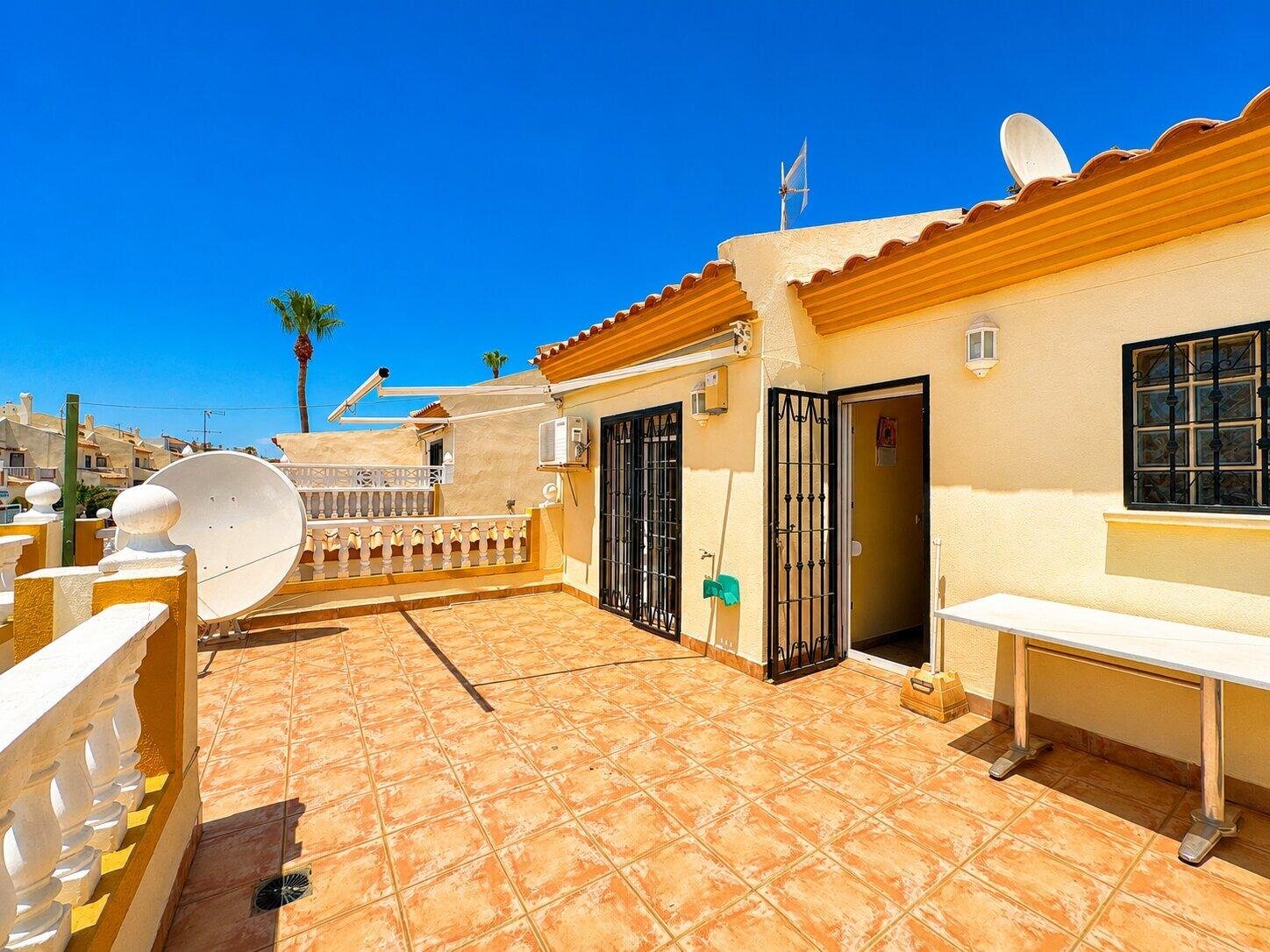 Amplio adosado de 3 dormitorios con piscina comunitaria y solárium privado cerca de La Zenia Boulevard - Image 16