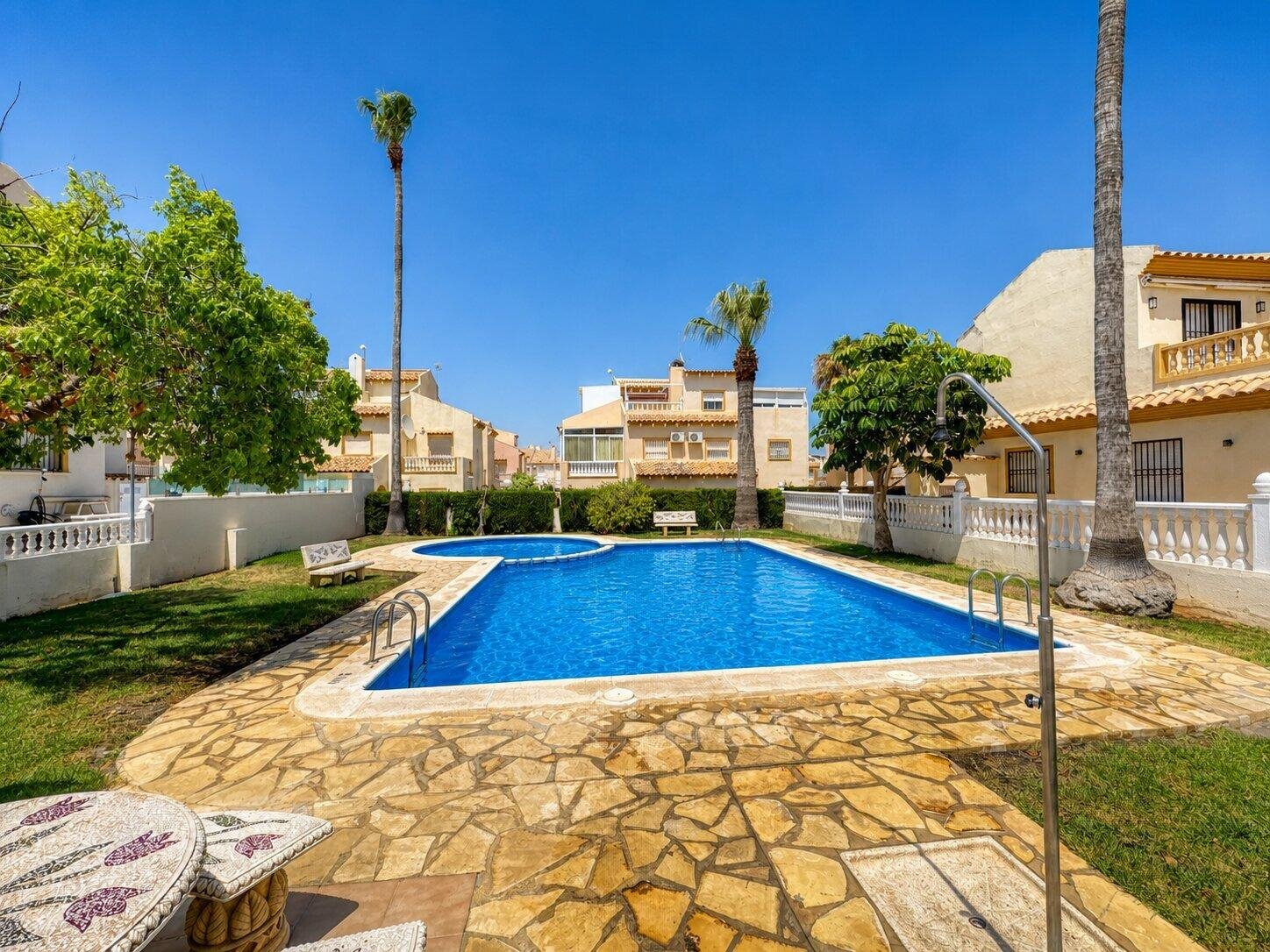 Amplio adosado de 3 dormitorios con piscina comunitaria y solárium privado cerca de La Zenia Boulevard - Image 30