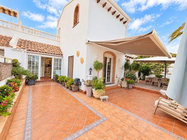 Villa de 3 Dormitorios en Villamartín-las Filipinas, Orihuela Costa