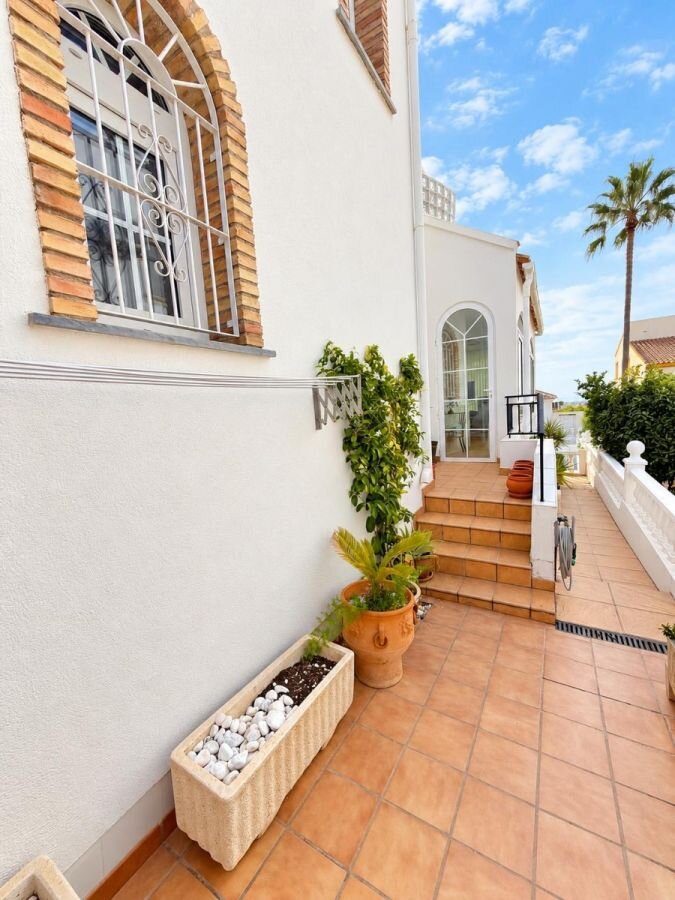 3-Bedroom Villa in Villamartín-las Filipinas, Orihuela Costa - Image 4