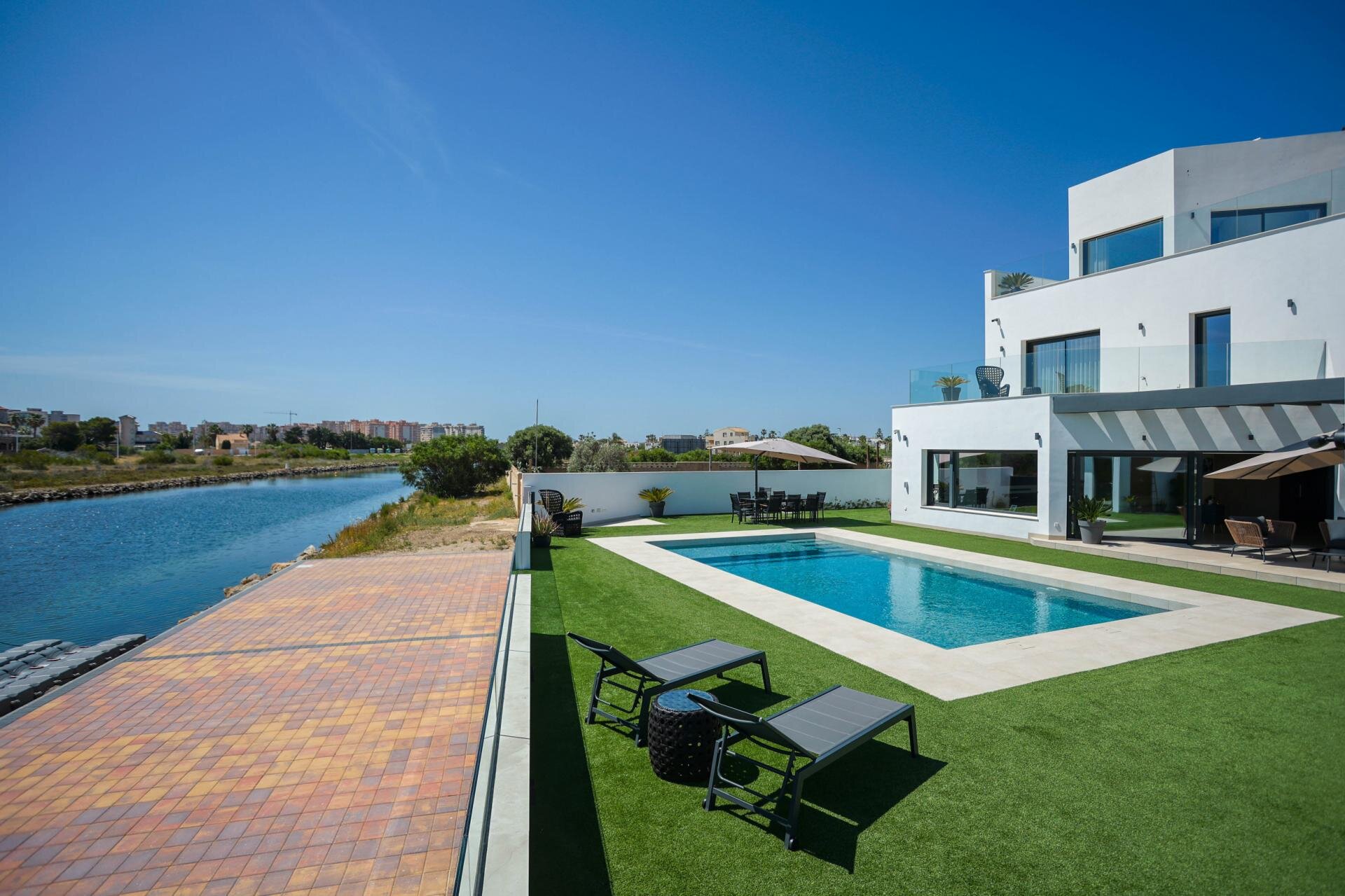 4-Bedroom Villa in Playa del Esparto-Veneziola, La Manga del Mar Menor - Image 1