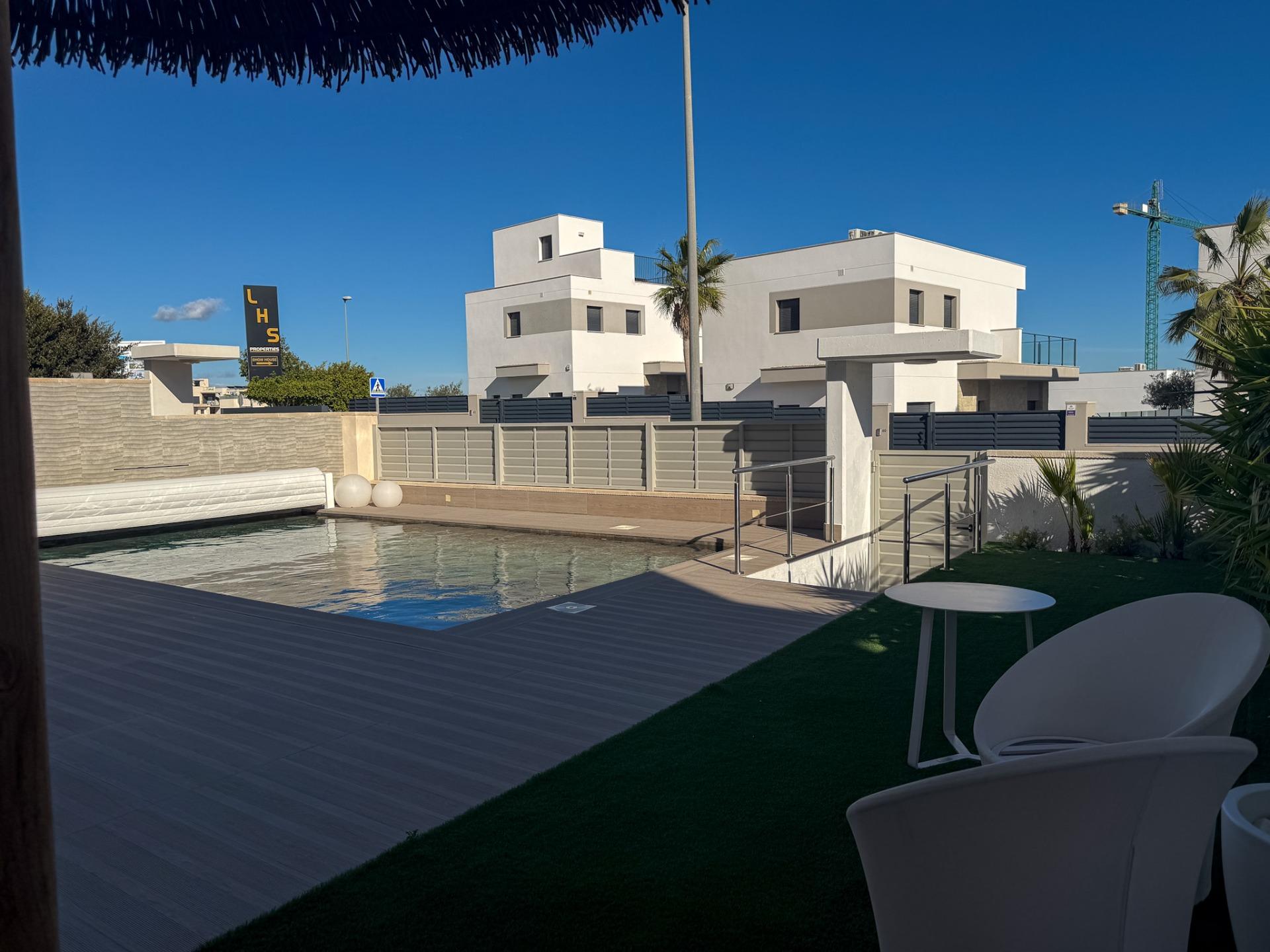 4-Bedroom Villa in San Miguel de Salinas - Image 3