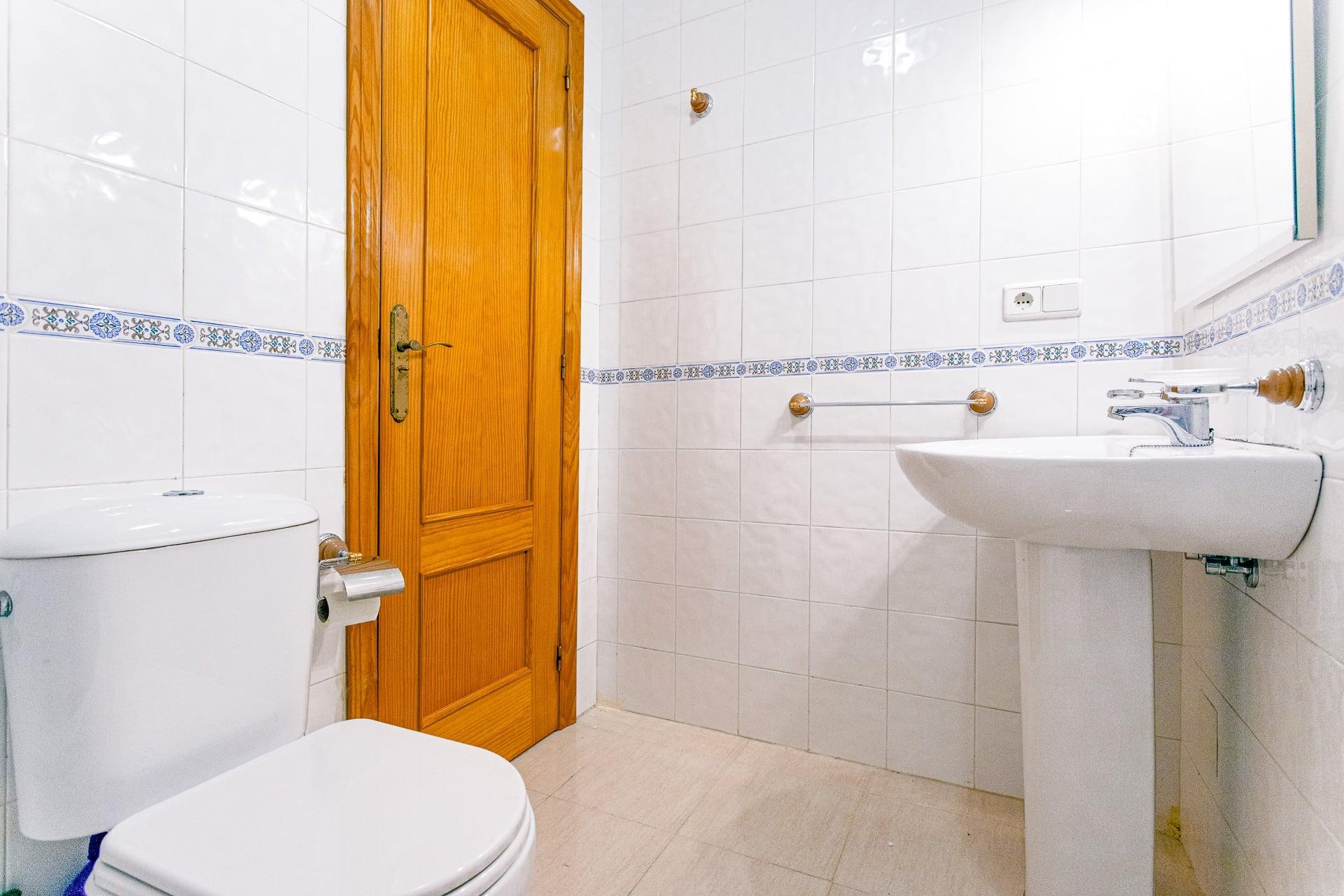 Bungalow en planta baja de 2 dormitorios con garaje y piscina comunitaria en Villamartín - Image 22